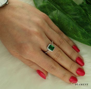 Srebrny pierścionek damski 925 z zieloną cyrkonią DIA-PRS-9609-925.jpg