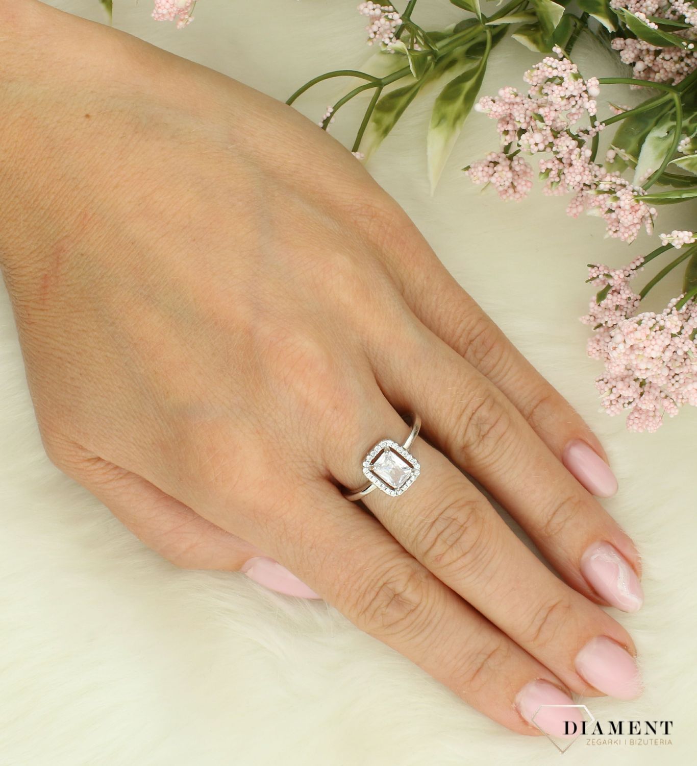 Srebrny pierścionek damski 925 zaręczynowy prostokątna cyrkonia DIA-PRS-9612-925. Srebrny pierścionek na zaręczyny. Pierścionek srebrny na prezent. Pierścionek ze srebra z cyrkonią.9.jpg