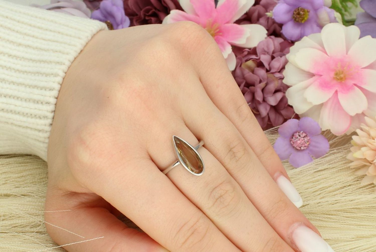 Pierścionek srebrny 925  z herbacianym kamieniem w kształcie ziarenka DIA-PRS-9631-925 925.jpg