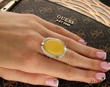 Srebrny pierścionek damski 925 z dużym miodowym bursztynem bałtyckim DIA-PRS-9850-925. Srebrne pierścionki na prezent dla kobiety. Srebrny pierścionek z kamieniem. Srebrny pierścionek dla kobiety z bursztynem. (3).jpg