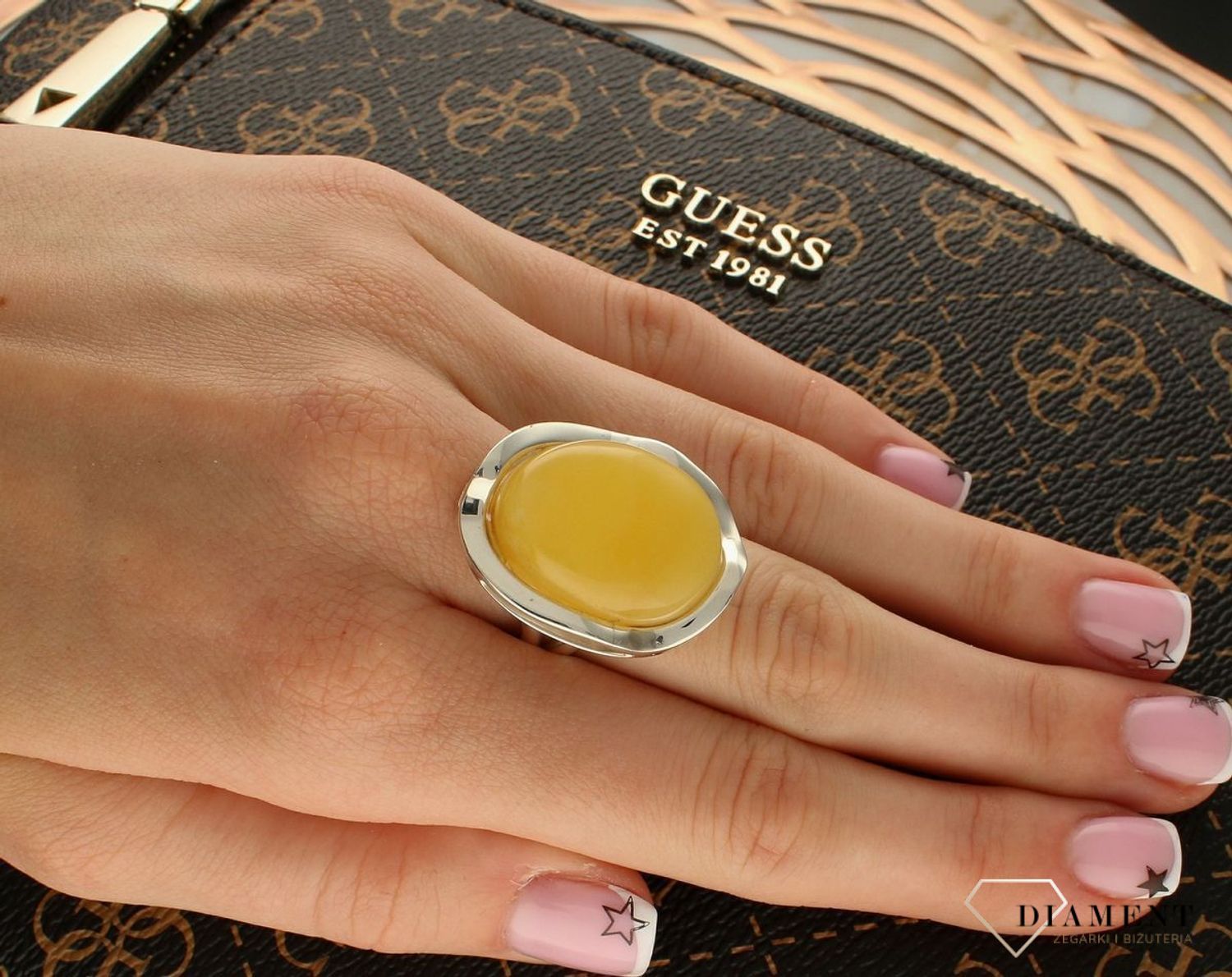 Srebrny pierścionek damski 925 z dużym miodowym bursztynem bałtyckim DIA-PRS-9850-925. Srebrne pierścionki na prezent dla kobiet.jpg