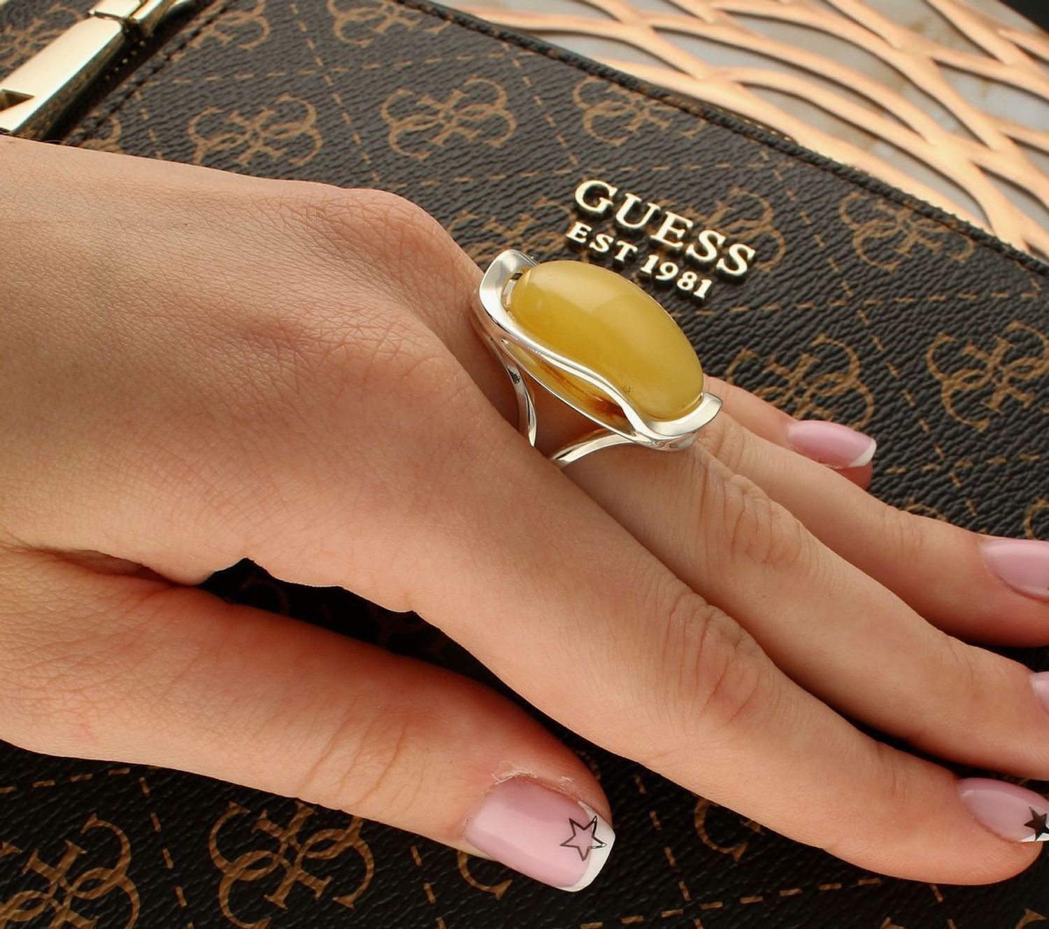 Srebrny pierścionek damski 925 z dużym miodowym bursztynem bałtyckim DIA-PRS-9850-925. Srebrne pierścionki na prezent dla kobiet.jpg