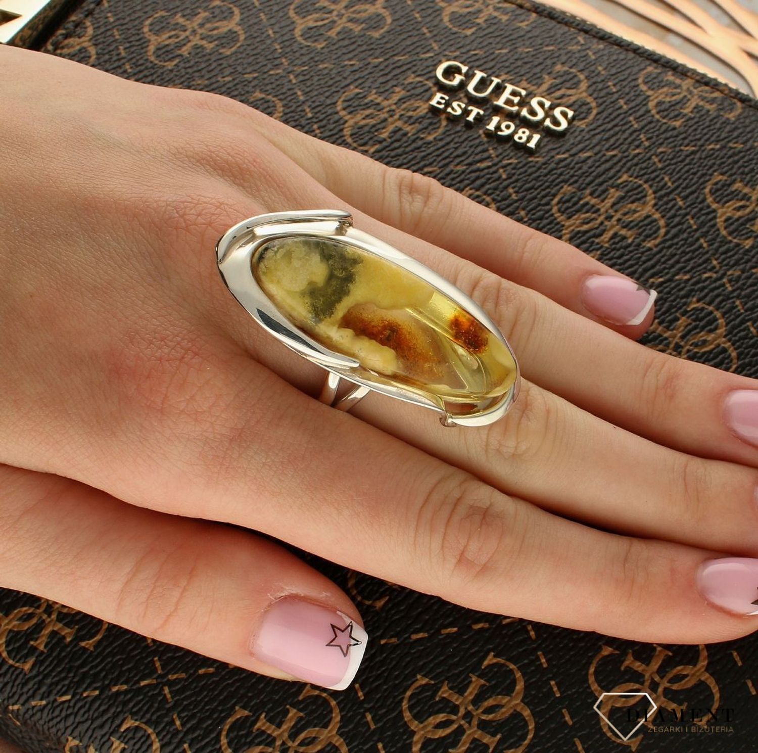 Srebrny pierścionek damski 925 z dużym podłużnym bursztynem bałtyckim DIA-PRS-9851-925. Srebrne pierścionki na prezent dla kobiety. Srebrny pierścionek z kamieniem. Srebrny pierścionek dla kobiety z bursztynem (4).jpg