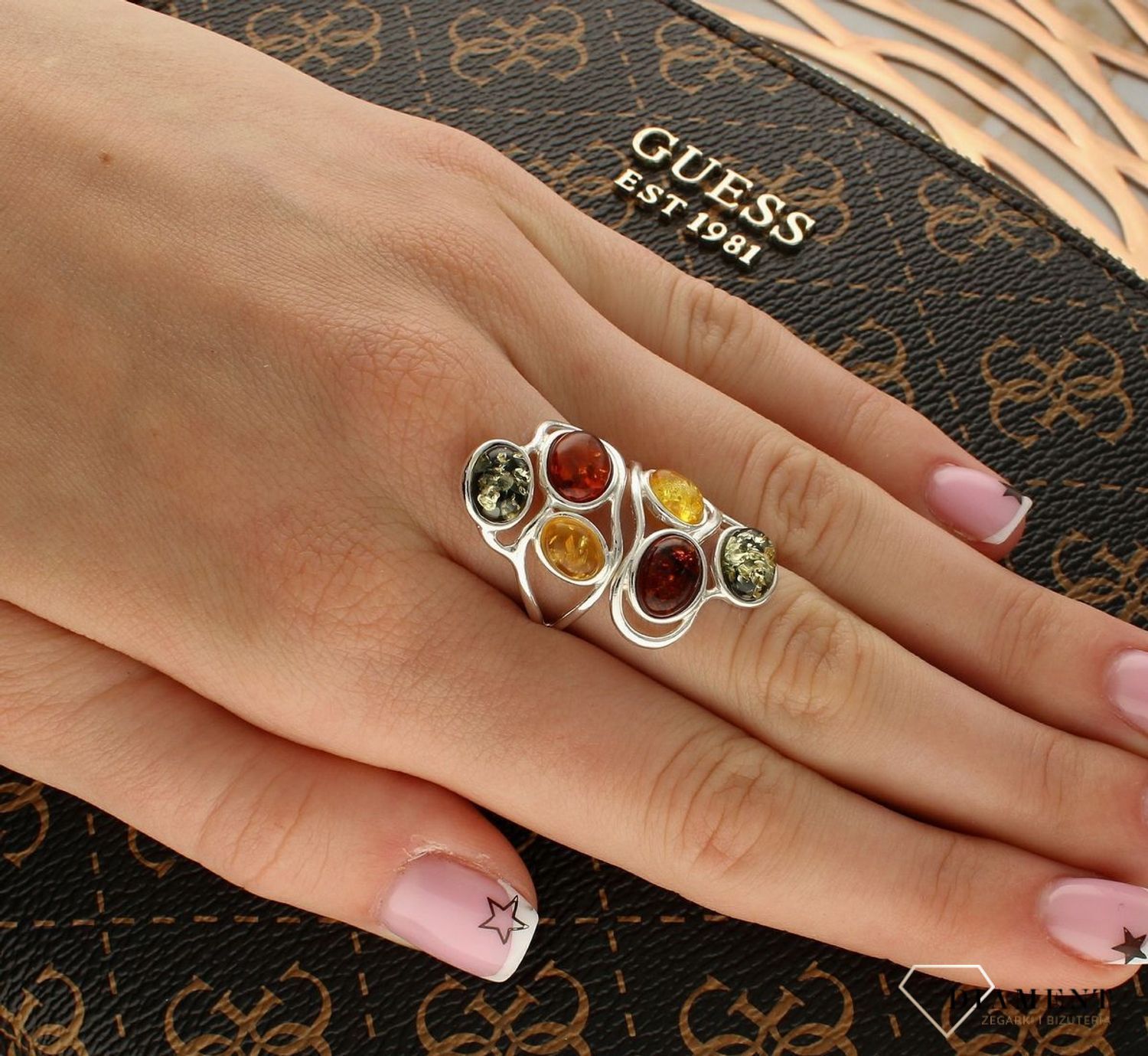 Srebrny pierścionek damski 925 z trzema odcieniami bursztynu bałtyckiego DIA-PRS-9932-925. Niepowtarzalny, srebrny pierścionek.1.jpg