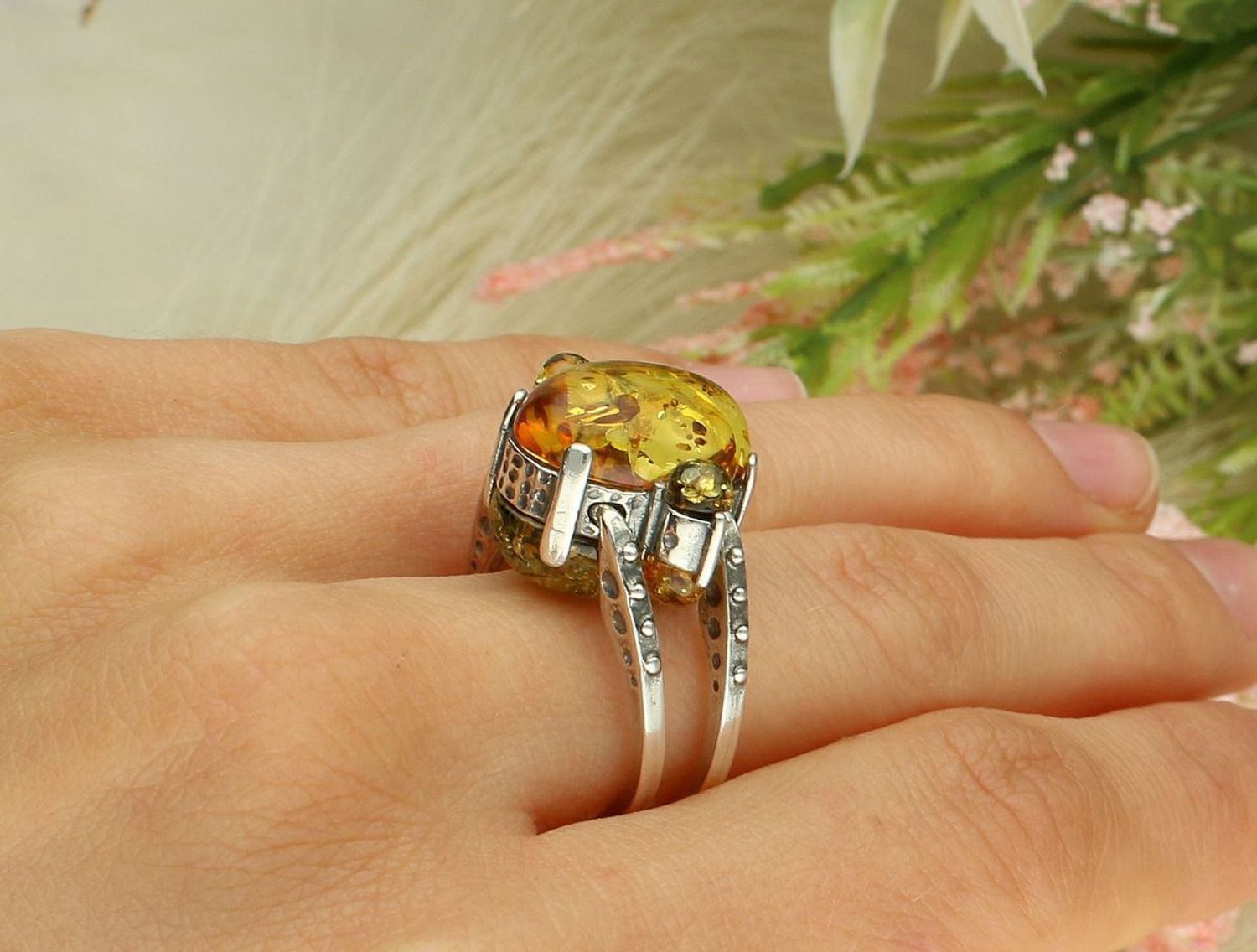 Dwustronny pierścionek srebrny 925 z bursztynem bałtyckim – brązowy po jednej stronie, zielony po przełożeniu. Wielkość elementu ozdobnego 2,0 cm x 1,6 cm. Waga 7,71 g.1.jpg