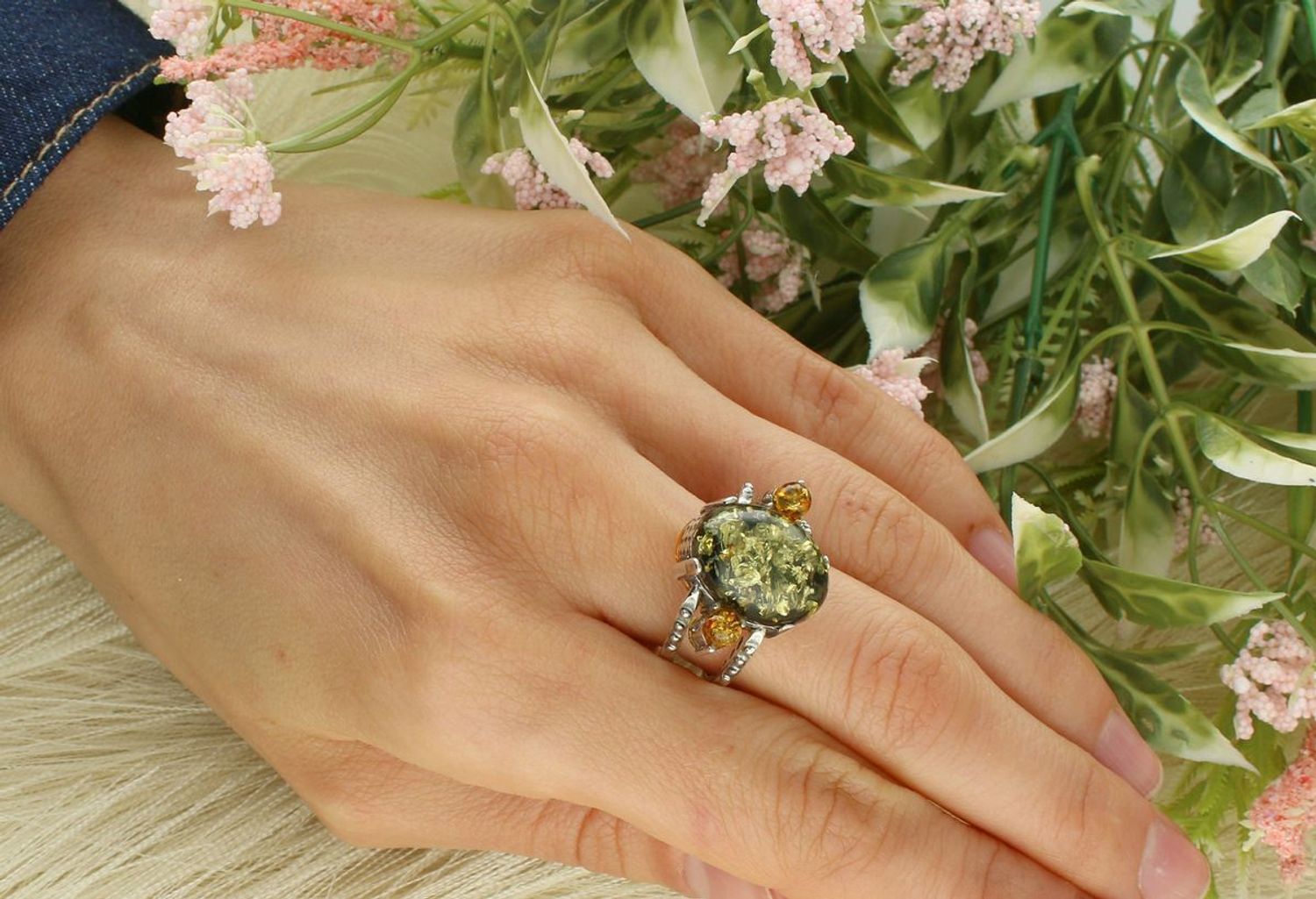 Dwustronny pierścionek srebrny 925 z bursztynem bałtyckim – brązowy po jednej stronie, zielony po przełożeniu. Wielkość elementu ozdobnego 2,0 cm x 1,6 cm. Waga 7,71 g.1.jpg