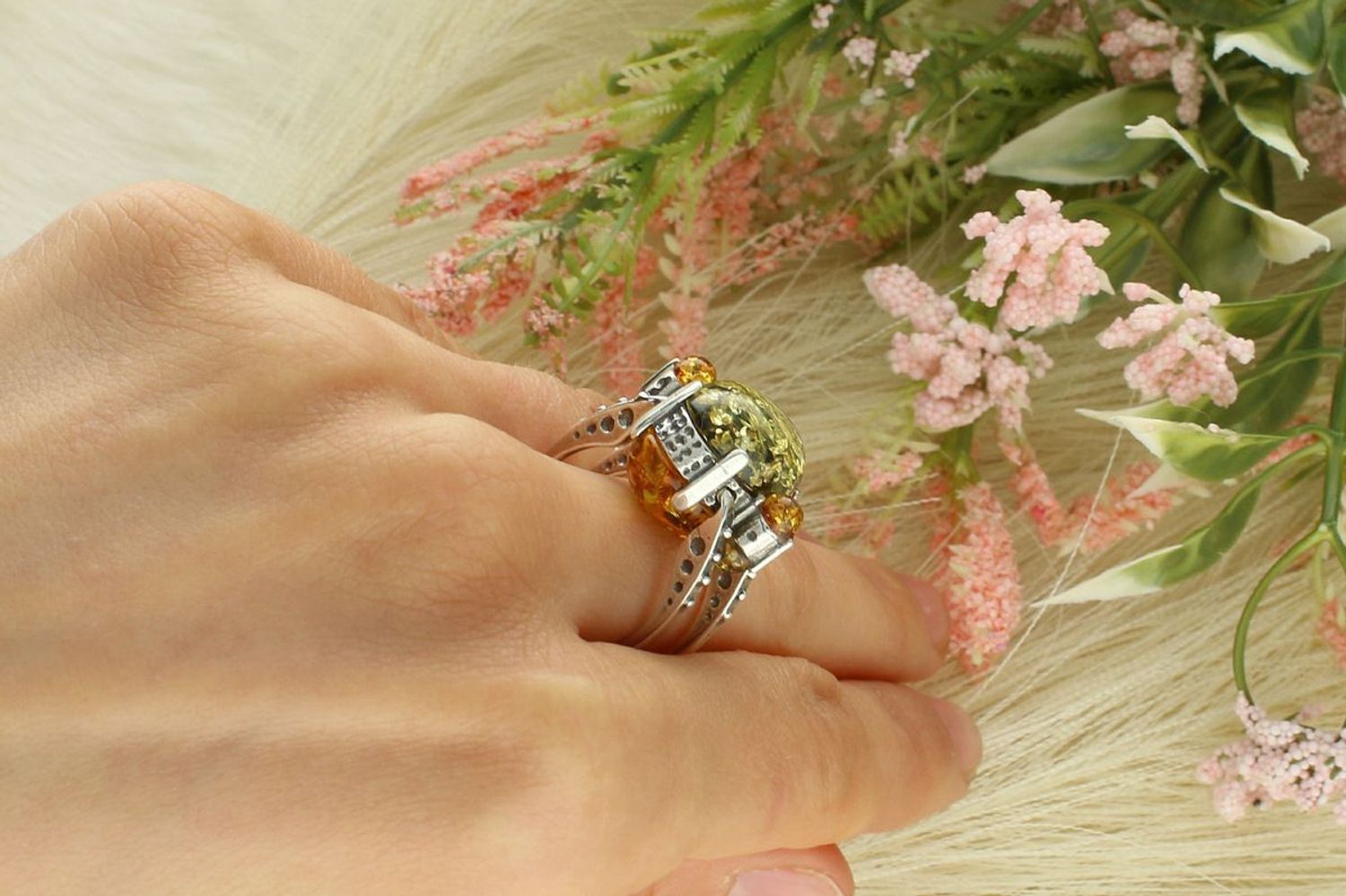 Dwustronny pierścionek srebrny 925 z bursztynem bałtyckim – brązowy po jednej stronie, zielony po przełożeniu. Wielkość elementu ozdobnego 2,0 cm x 1,6 cm. Waga 7,71 g.1.jpg