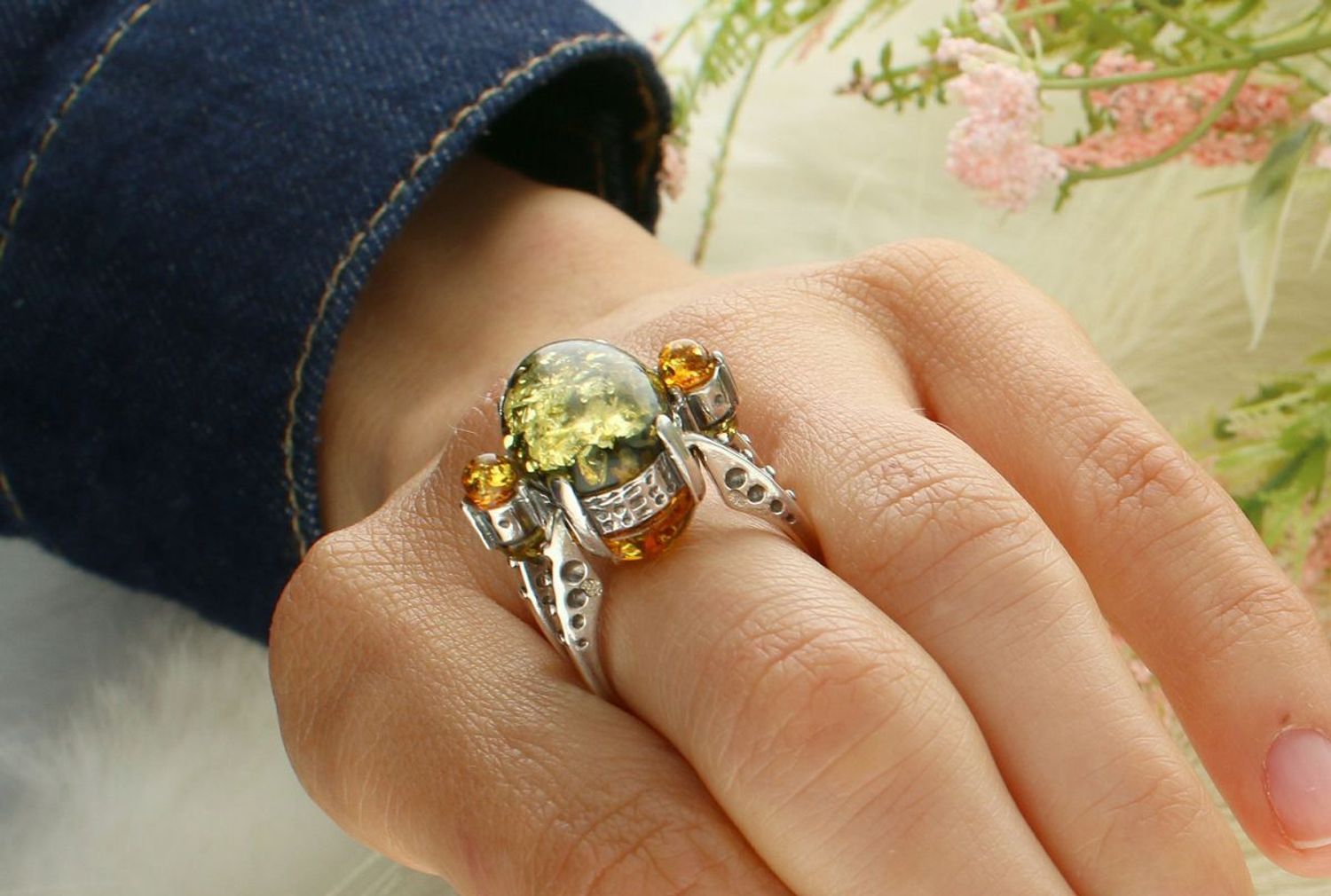 Dwustronny pierścionek srebrny 925 z bursztynem bałtyckim – brązowy po jednej stronie, zielony po przełożeniu. Wielkość elementu ozdobnego 2,0 cm x 1,6 cm. Waga 7,71 g.1.jpg