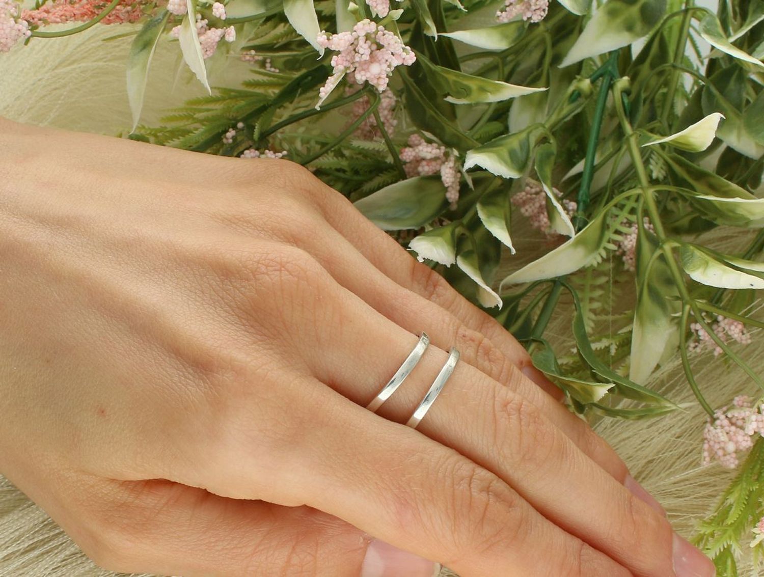 Dwustronny pierścionek srebrny 925 z bursztynem bałtyckim – brązowy po jednej stronie, zielony po przełożeniu. Wielkość elementu ozdobnego 2,0 cm x 1,6 cm. Waga 7,71 g.1.jpg