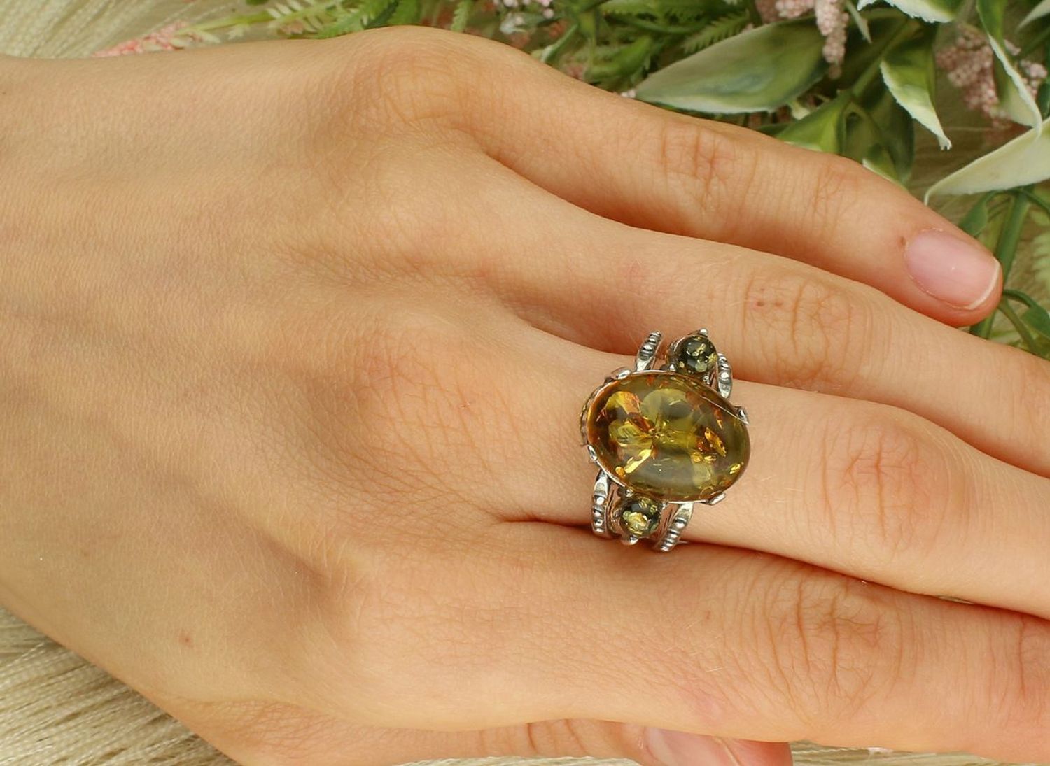 Dwustronny pierścionek srebrny 925 z bursztynem bałtyckim – brązowy po jednej stronie, zielony po przełożeniu. Wielkość elementu ozdobnego 2,0 cm x 1,6 cm. Waga 7,71 g.1.jpg