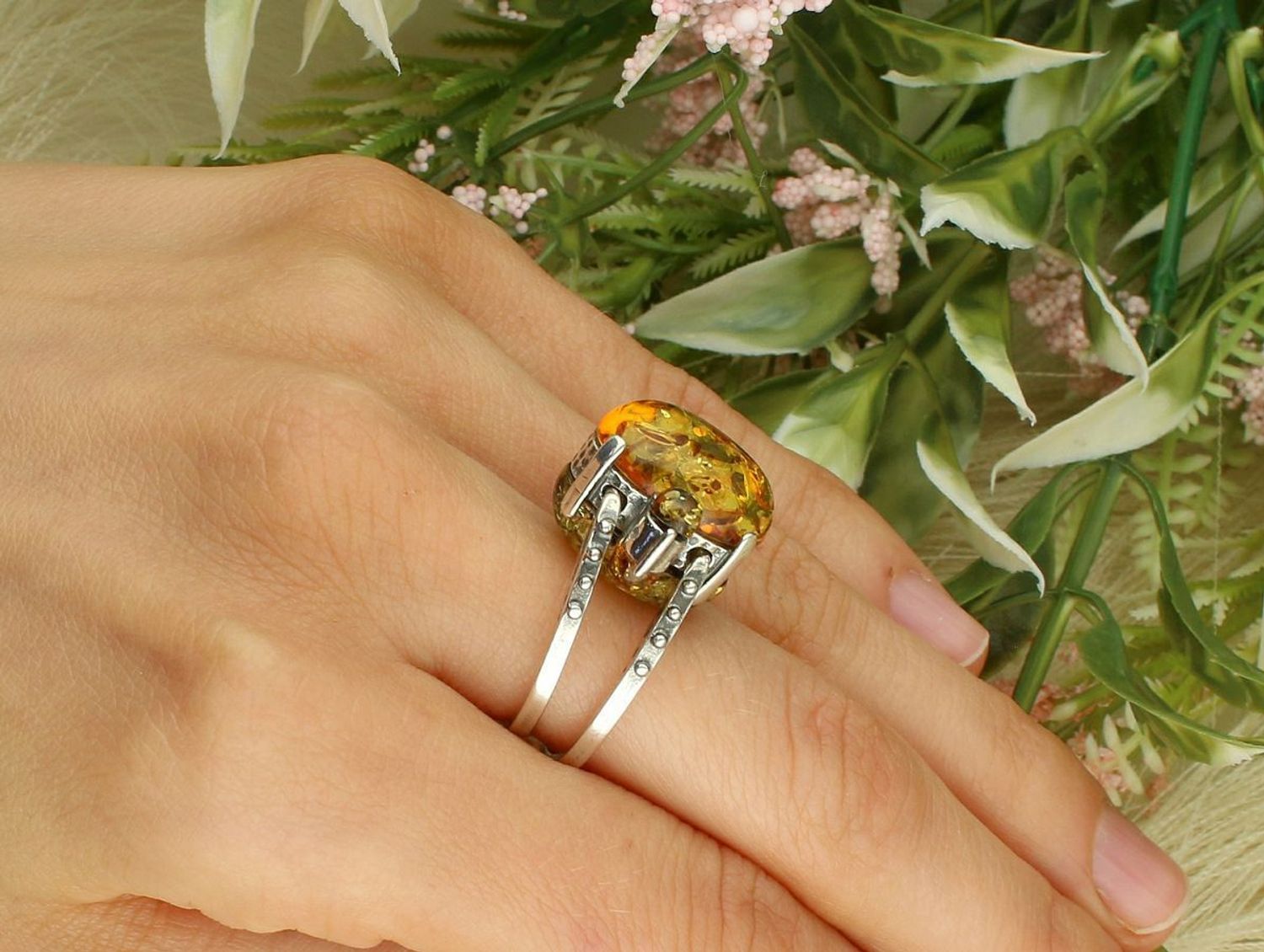 Dwustronny pierścionek srebrny 925 z bursztynem bałtyckim – brązowy po jednej stronie, zielony po przełożeniu. Wielkość elementu ozdobnego 2,0 cm x 1,6 cm. Waga 7,71 g.1.jpg