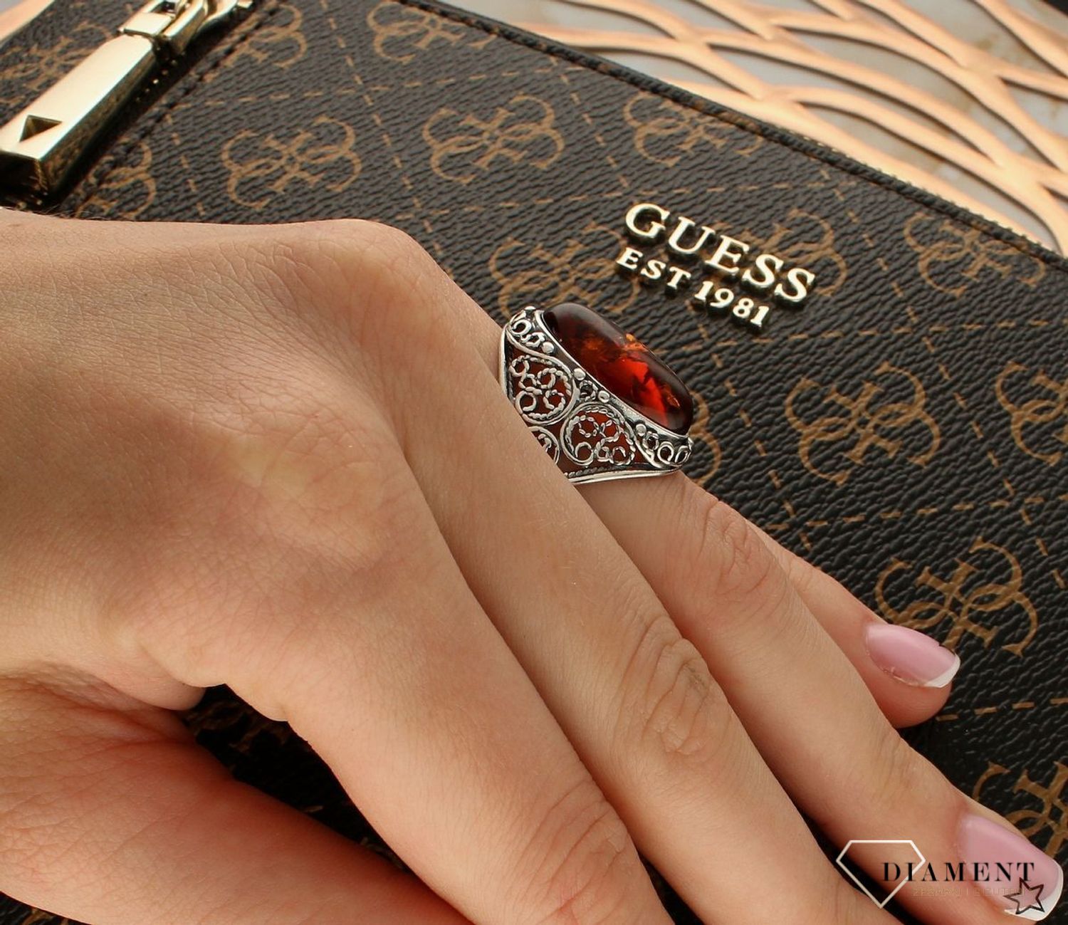 Srebrny pierścionek damski 925 z owalnym koniakowym bursztynem bałtyckim DIA-PRS-9934-925. Srebrne pierścionki na prezent dla kobiety. Srebrny pierścionek z kamieniem. Srebrny pierścionek dla kobiety z bursztynem (4).jpg