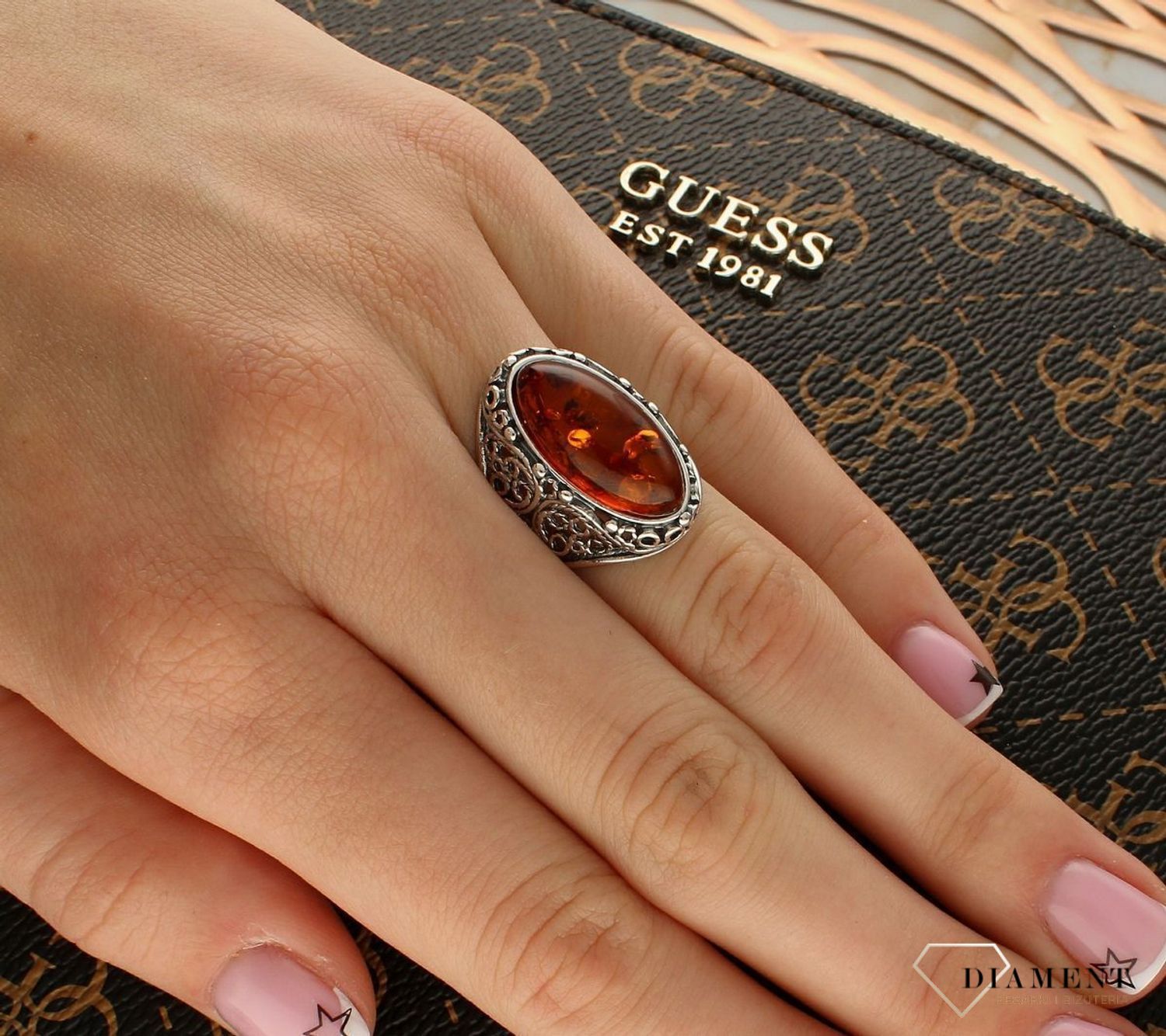 Srebrny pierścionek damski 925 z owalnym koniakowym bursztynem bałtyckim DIA-PRS-9934-925. Srebrne pierścionki na prezent dla kobiety. Srebrny pierścionek z kamieniem. Srebrny pierścionek dla kobiety z bursztynem (4).jpg