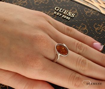 Srebrny pierścionek damski 925 z owalnym brązowym bursztynem bałtyckim DIA-PRS-9935-925. Srebrne pierścionki na prezent dla kobiety. Srebrny pierścionek z kamieniem. Srebrny pierścionek dla kobiety z bursztynem..jpg