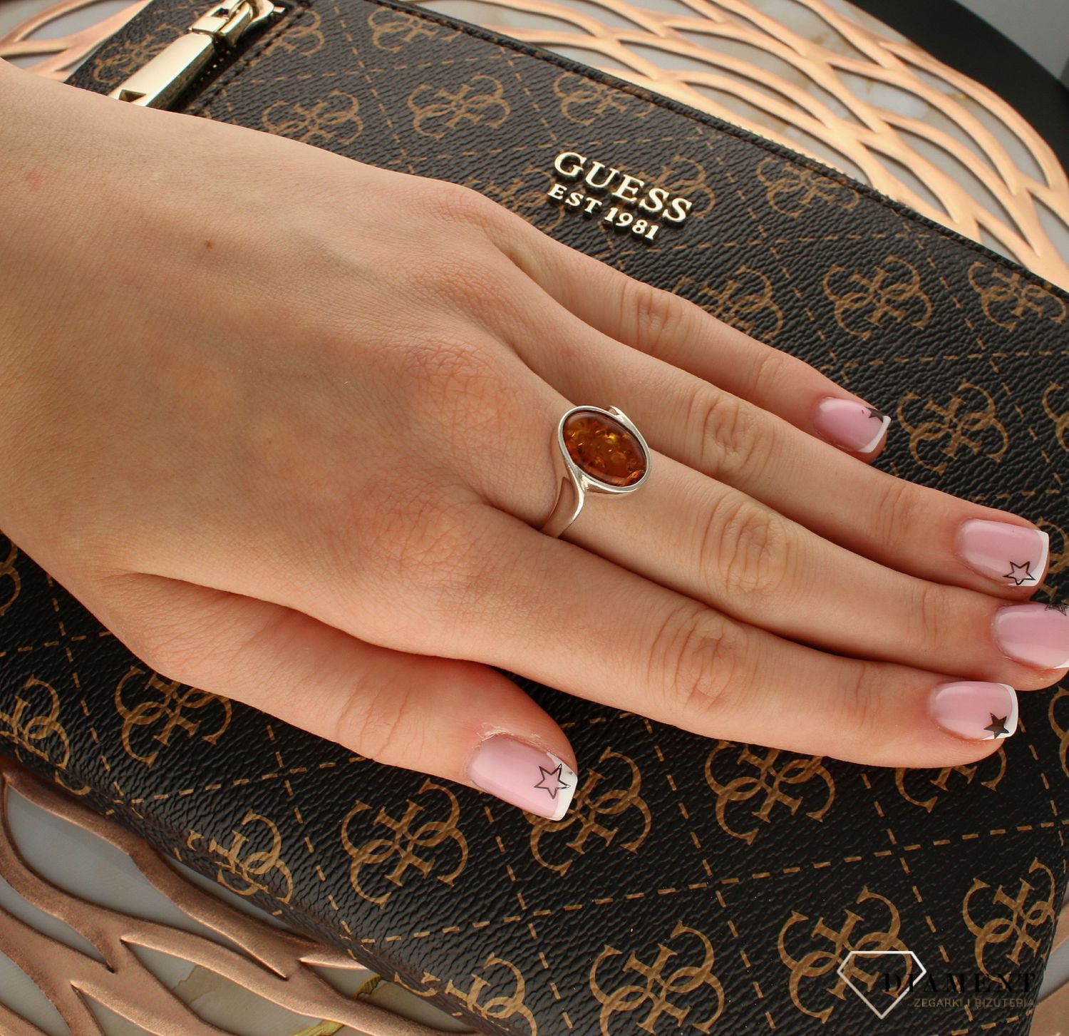 Srebrny pierścionek damski 925 z owalnym brązowym bursztynem bałtyckim DIA-PRS-9935-925. Srebrne pierścionki na prezent dla kobi.jpg