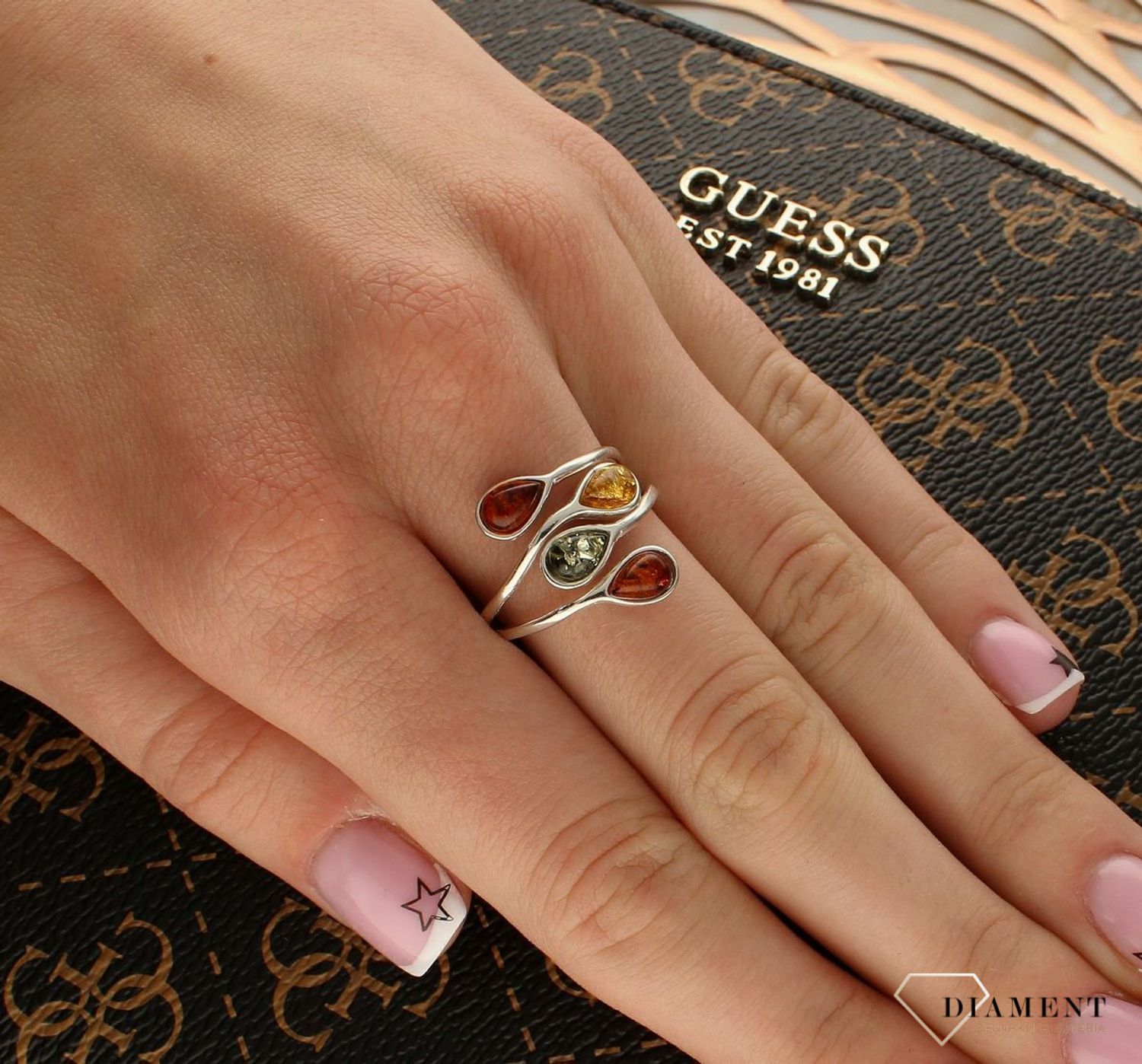 Srebrny pierścionek damski 925 z wielokolorowym bursztynem bałtyckim DIA-PRS-9937-925. Srebrne pierścionki na prezent dla kobiet.jpg