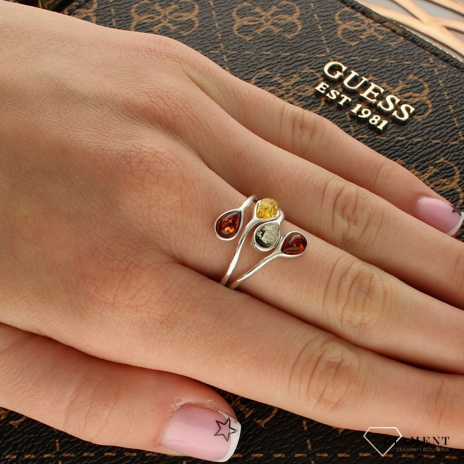 Srebrny pierścionek damski 925 z wielokolorowym bursztynem bałtyckim DIA-PRS-9937-925. Srebrne pierścionki na prezent dla kobiet.jpg