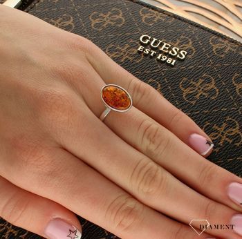 Srebrny pierścionek damski 925 z owalnym koniakowym bursztynem bałtyckim DIA-PRS-9938-925. Srebrne pierścionki na prezent dla kobiety. Srebrny pierścionek z kamieniem. Srebrny pierścionek dla kobiety z bursztynem (5).jpg