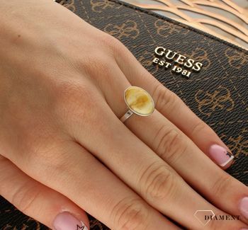 Srebrny pierścionek damski 925 z żółtym owalnym bursztynem bałtyckim DIA-PRS-9939-925. Srebrne pierścionki na prezent dla kobiety. Srebrny pierścionek z kamieniem. Srebrny pierścionek dla kobiety z bursztynem (3).jpg