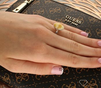Srebrny pierścionek damski 925 z żółtym owalnym bursztynem bałtyckim DIA-PRS-9939-925. Srebrne pierścionki na prezent dla kobiety. Srebrny pierścionek z kamieniem. Srebrny pierścionek dla kobiety z bursztynem (4).jpg