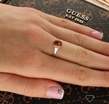 Srebrny pierścionek damski 925 z owalnym koniakowym bursztynem bałtyckim DIA-PRS-9940-925. Srebrne pierścionki na prezent dla kobiety. Srebrny pierścionek z kamieniem. Srebrny pierścionek dla kobiety z bursztynem (3).jpg
