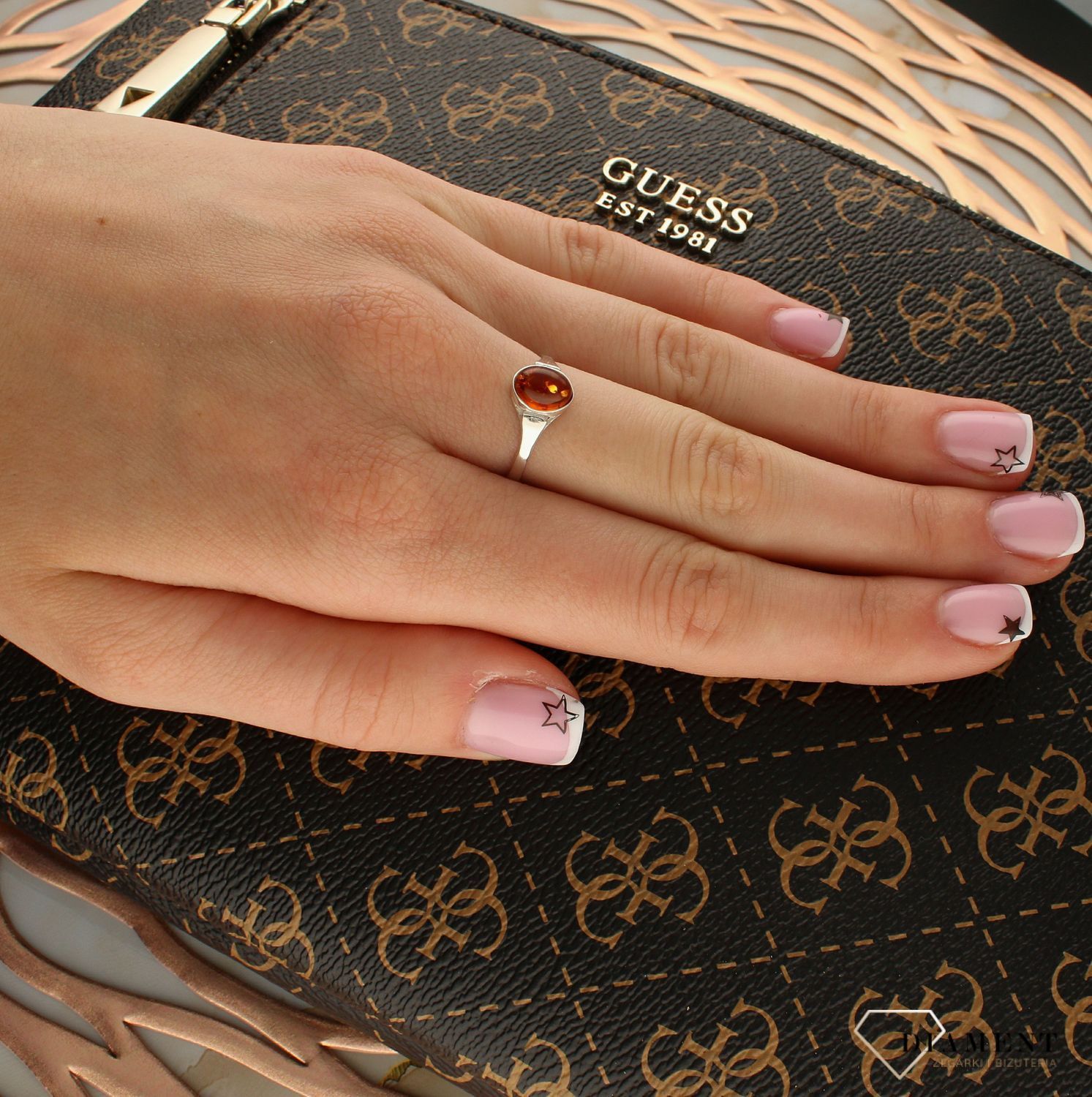 Srebrny pierścionek damski 925 z owalnym koniakowym bursztynem bałtyckim DIA-PRS-9940-925. Srebrne pierścionki na prezent dla kobiety. Srebrny pierścionek z kamieniem. Srebrny pierścionek dla kobiety z bursztynem.6.jpg