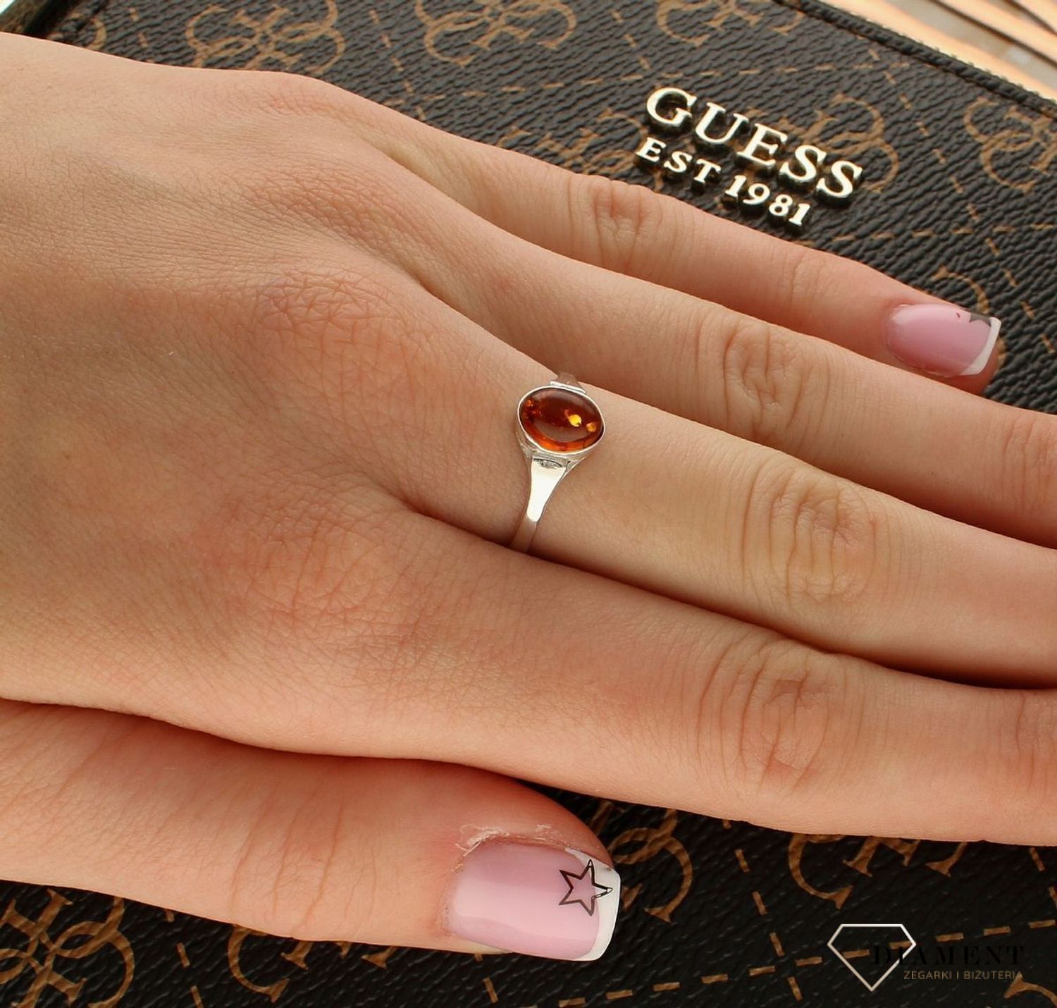 Srebrny pierścionek damski 925 z owalnym koniakowym bursztynem bałtyckim DIA-PRS-9940-925. Srebrne pierścionki na prezent dla kobiety. Srebrny pierścionek z kamieniem. Srebrny pierścionek dla kobiety z bursztynem.6.jpg