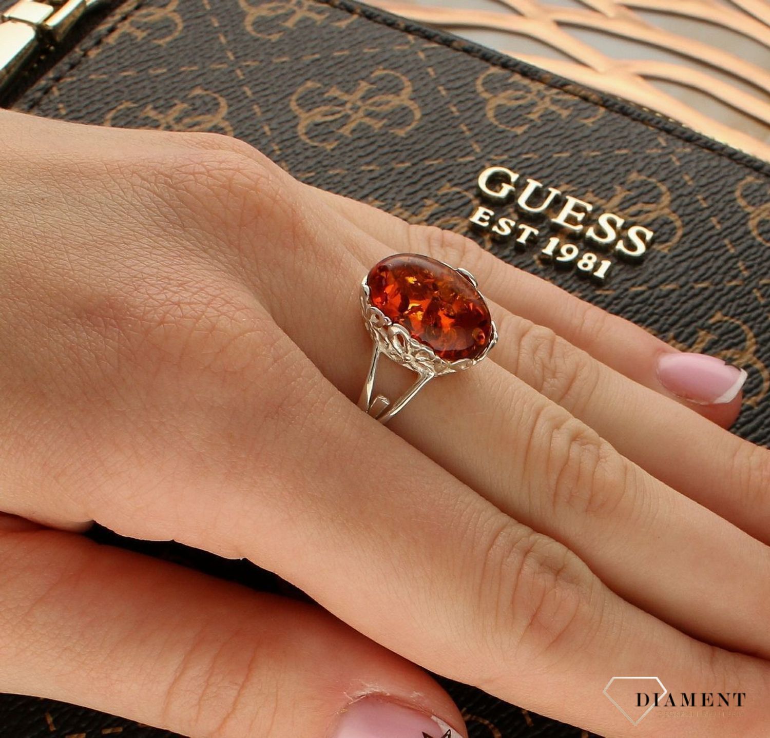 Srebrny pierścionek damski 925 z owalnym brązowym bursztynem bałtyckim DIA-PRS-9941-925. Srebrne pierścionki na prezent dla kobi (4).jpg