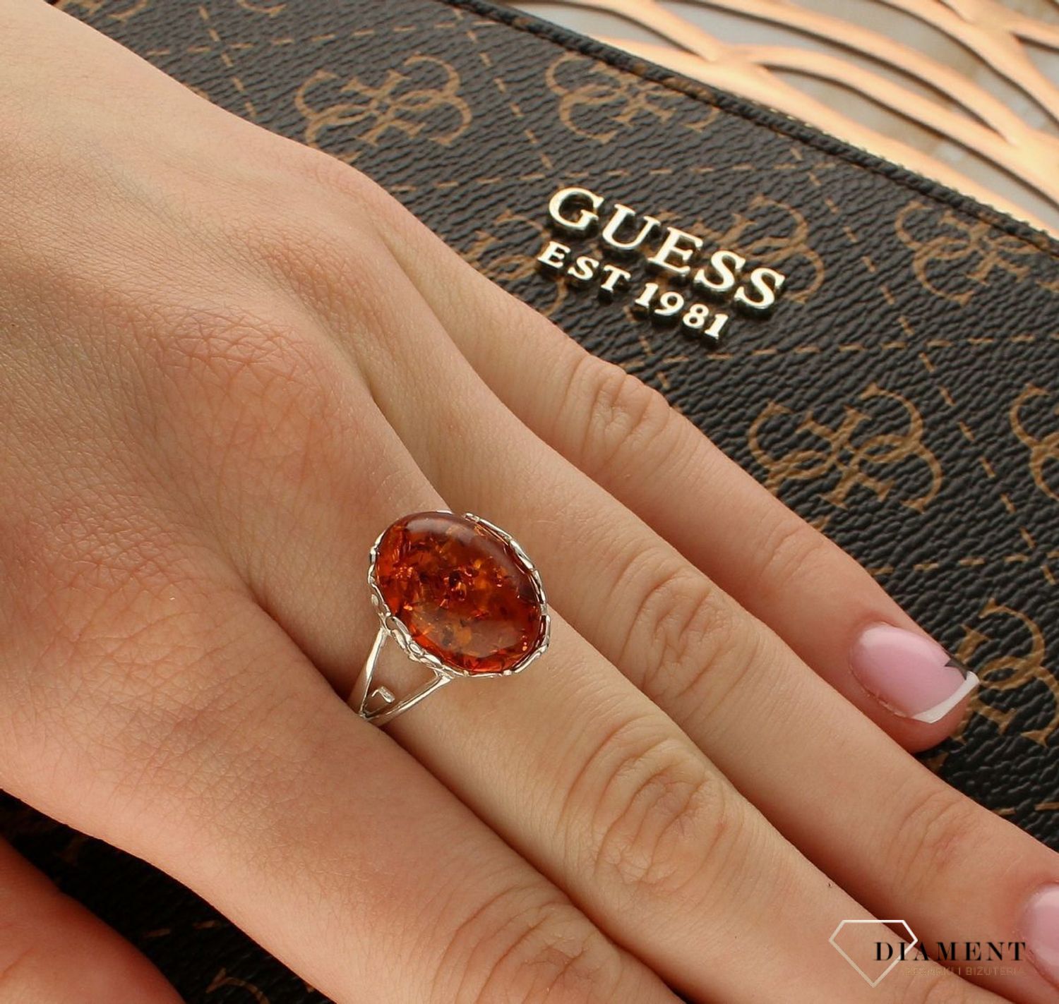 Srebrny pierścionek damski 925 z owalnym brązowym bursztynem bałtyckim DIA-PRS-9941-925. Srebrne pierścionki na prezent dla kobi (4).jpg