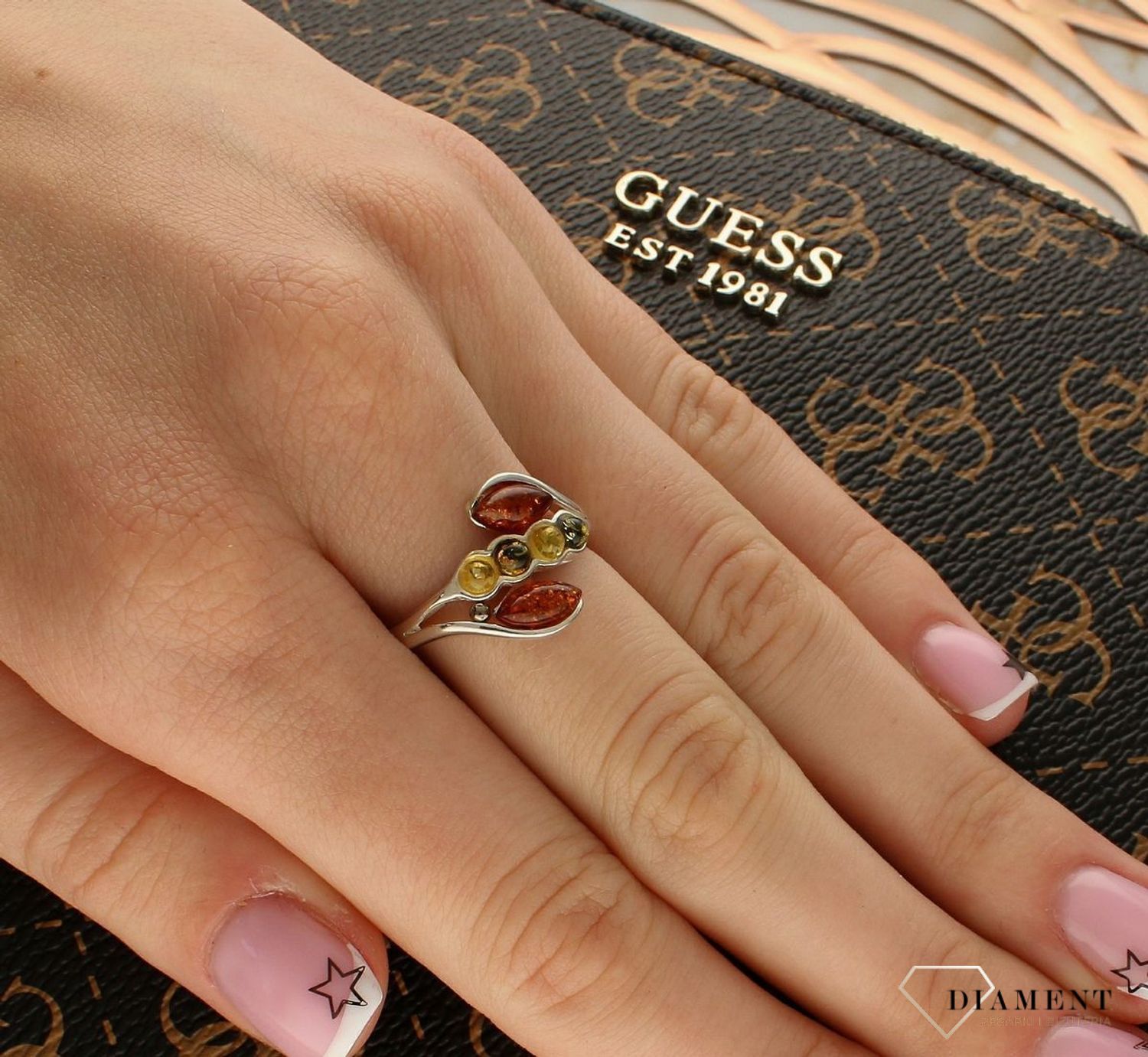 Srebrny pierścionek damski 925 z kolorowym bursztynem bałtyckim DIA-PRS-9942-925. Srebrne pierścionki na prezent dla kobiety. Srebrny pierścionek z kamieniem. Srebrny pierścionek dla kobiety z bursztynem (1).jpg