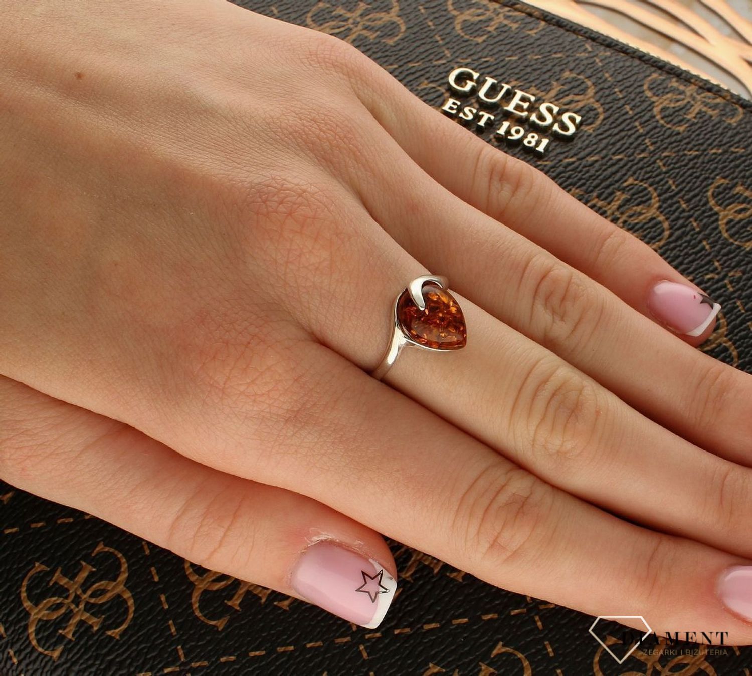 Srebrny pierścionek damski 925 z owalnym koniakowym bursztynem bałtyckim DIA-PRS-9943-925. Srebrne pierścionki na prezent dla kobiety. Srebrny pierścionek z kamieniem. Srebrny pierścionek dla kobiety z bursztynem (2).jpg