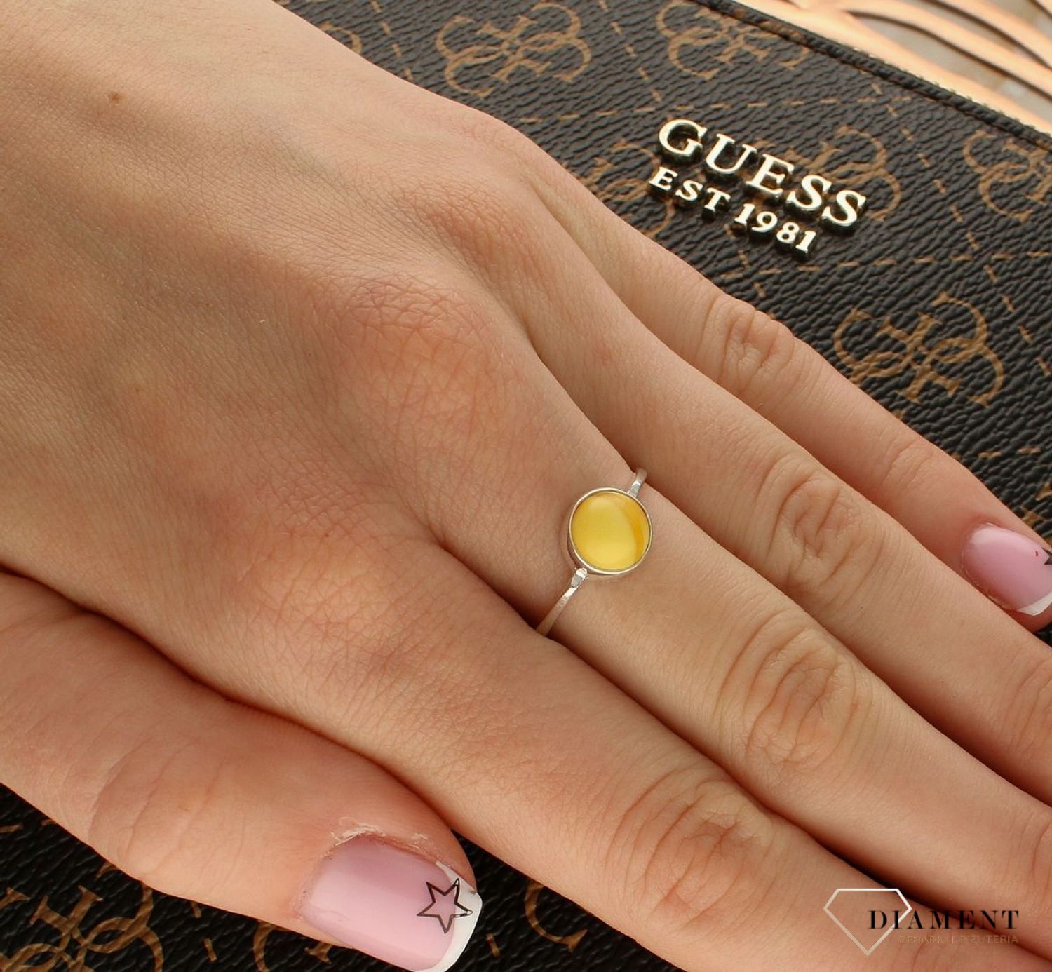 Srebrny pierścionek damski 925 z żółtym bursztynem bałtyckim DIA-PRS-9944-925. Srebrne pierścionki na prezent dla kobiety. Srebrny pierścionek z kamieniem. Srebrny pierścionek dla kobiety z bursztynem (2).jpg