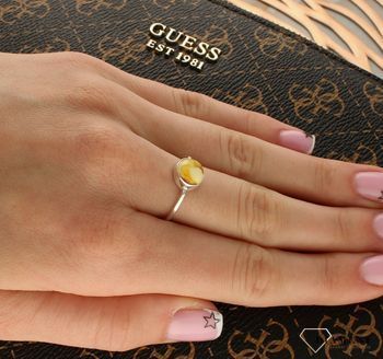 Srebrny pierścionek damski 925 z żółtym bursztynem bałtyckim DIA-PRS-9945-925. Srebrne pierścionki na prezent dla kobiety. Srebrny pierścionek z kamieniem. Srebrny pierścionek dla kobiety z bursztynem (2).jpg