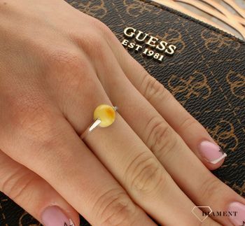 Srebrny pierścionek damski 925 z żółtym bursztynem bałtyckim DIA-PRS-9946-925. Srebrne pierścionki na prezent dla kobiety. Srebrny pierścionek z kamieniem. Srebrny pierścionek dla kobiety z bursztynem (3).jpg