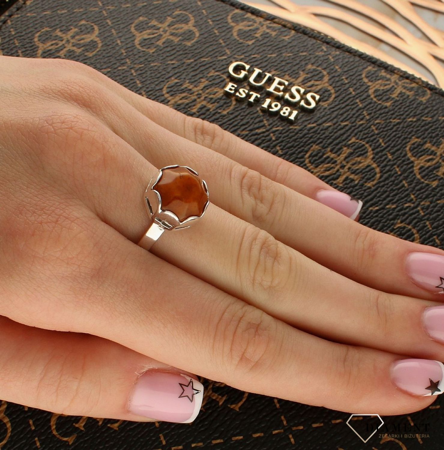 Srebrny pierścionek damski 925 z okrągłym brązowym bursztynem bałtyckim DIA-PRS-9947-925. Srebrne pierścionki na prezent dla kobiety. Srebrny pierścionek z kamieniem. Srebrny pierścionek dla kobiety z bursztynem.5.jpg