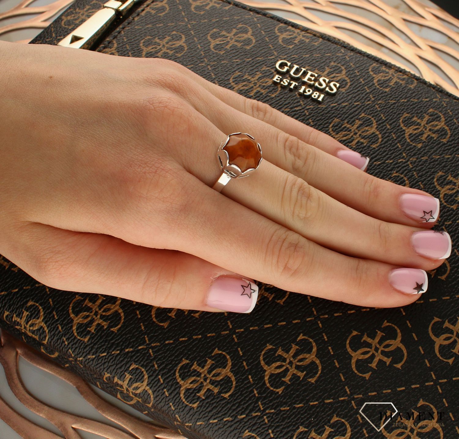 Srebrny pierścionek damski 925 z okrągłym brązowym bursztynem bałtyckim DIA-PRS-9947-925. Srebrne pierścionki na prezent dla kobiety. Srebrny pierścionek z kamieniem. Srebrny pierścionek dla kobiety z bursztynem.5.jpg