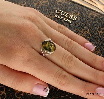 Srebrny pierścionek damski 925 z owalnym zielonym bursztynem bałtyckim DIA-PRS-9948-925. Oliwkowy srebrny pierścionek. Srebrny pierścionek z kamieniem naturalnym. Pomysł na prezent dla kobiety. Pierścionek na prezent dla kobie.jpg