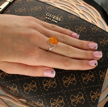 Srebrny pierścionek damski 925 z owalnym miodowym bursztynem bałtyckim DIA-PRS-9949-925. Srebrne pierścionki na prezent dla kobiety. Srebrny pierścionek z kamieniem. Srebrny pierścionek dla kobiety z bursztynem (1).jpg