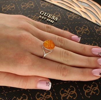 Srebrny pierścionek damski 925 z owalnym miodowym bursztynem bałtyckim DIA-PRS-9949-925. Srebrne pierścionki na prezent dla kobiety. Srebrny pierścionek z kamieniem. Srebrny pierścionek dla kobiety z bursztynem (2).jpg