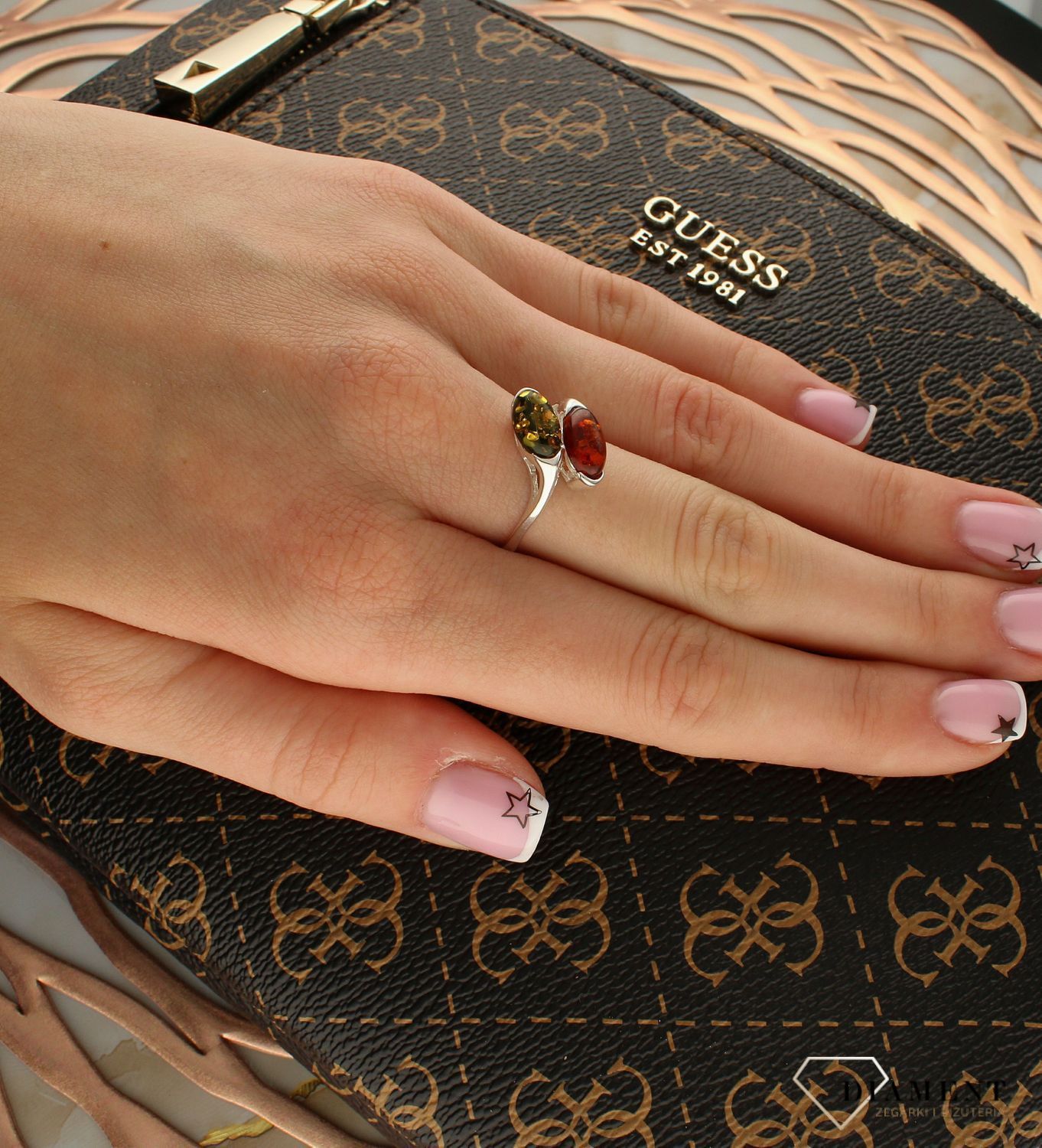 Srebrny pierścionek damski 925 z zielonym i brązowym bursztynem bałtyckim DIA-PRS-9950-925. Srebrne pierścionki na prezent dla kobiety. Srebrny pierścionek z kamieniem. Srebrny pierścionek dla kobiety z burs (2).jpg