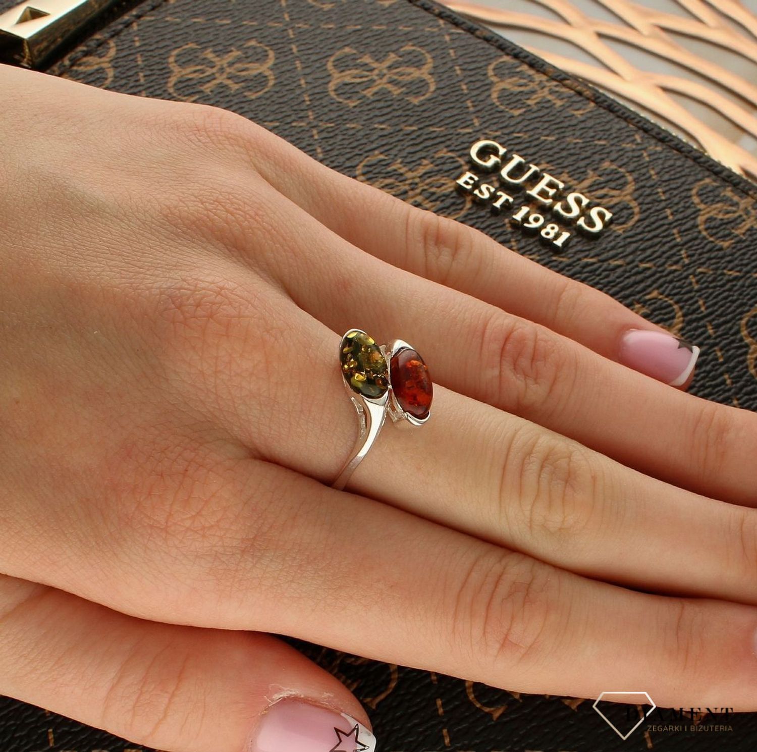 Srebrny pierścionek damski 925 z zielonym i brązowym bursztynem bałtyckim DIA-PRS-9950-925. Srebrne pierścionki na prezent dla kobiety. Srebrny pierścionek z kamieniem. Srebrny pierścionek dla kobiety z burs (2).jpg