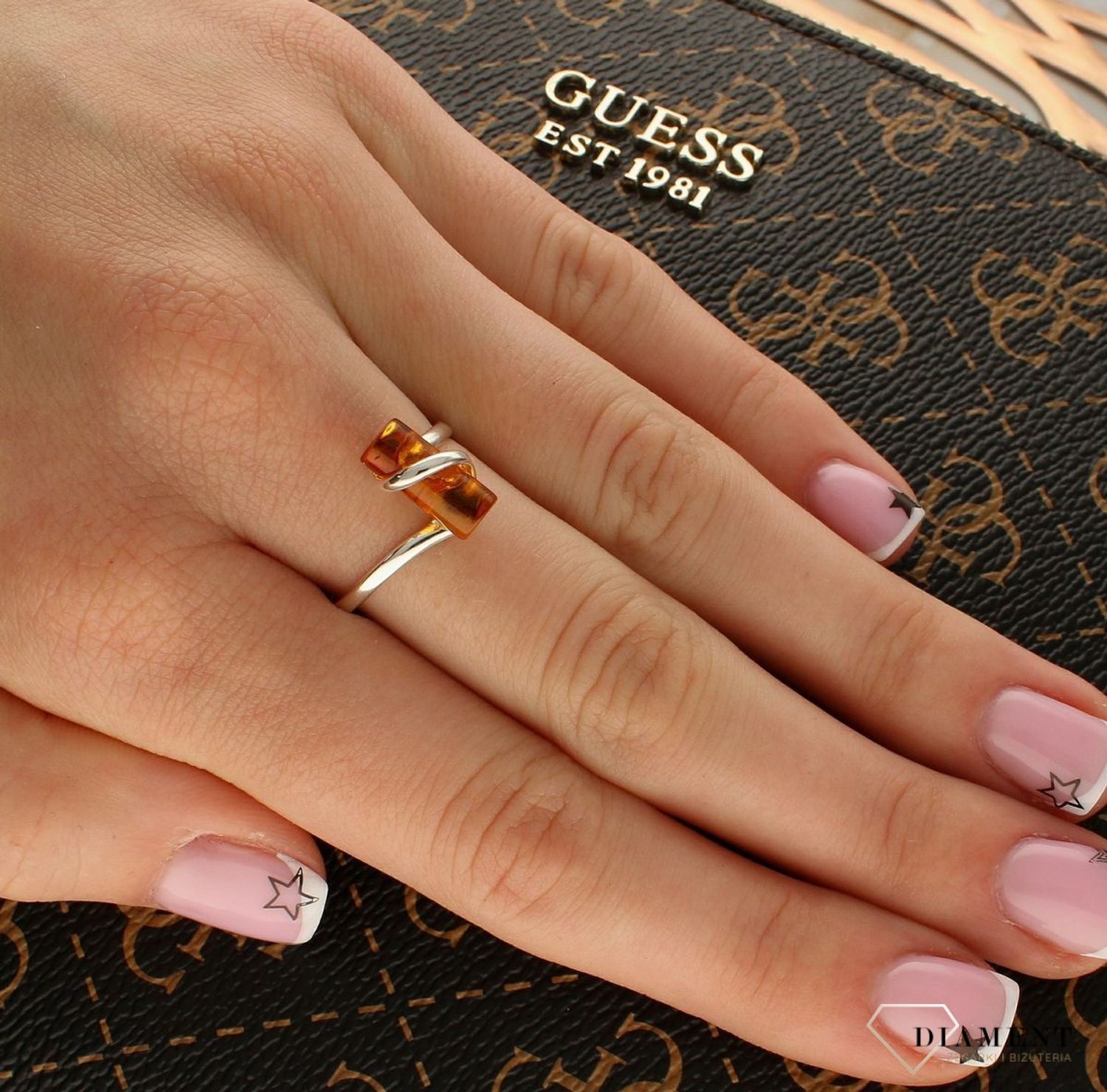 Srebrny pierścionek damski 925 z walcowatym miodowym bursztynem bałtyckim DIA-PRS-9951-925. Srebrne pierścionki na prezent dla kobiety. Srebrny pierścionek z kamieniem. Srebrny pierścionek dla kobiety z bursztynem.5.jpg