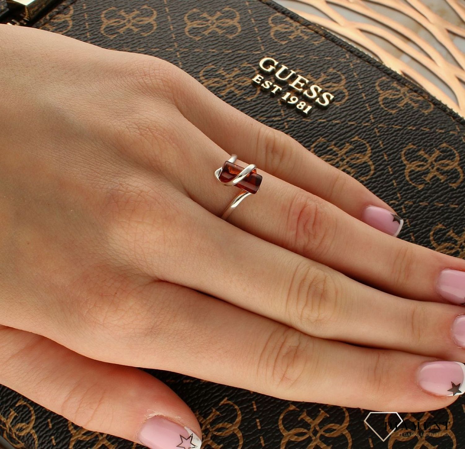 Srebrny pierścionek damski 925 z walcowatym koniakowym bursztynem bałtyckim DIA-PRS-9952-925. Srebrne pierścionki na prezent dla.jpg