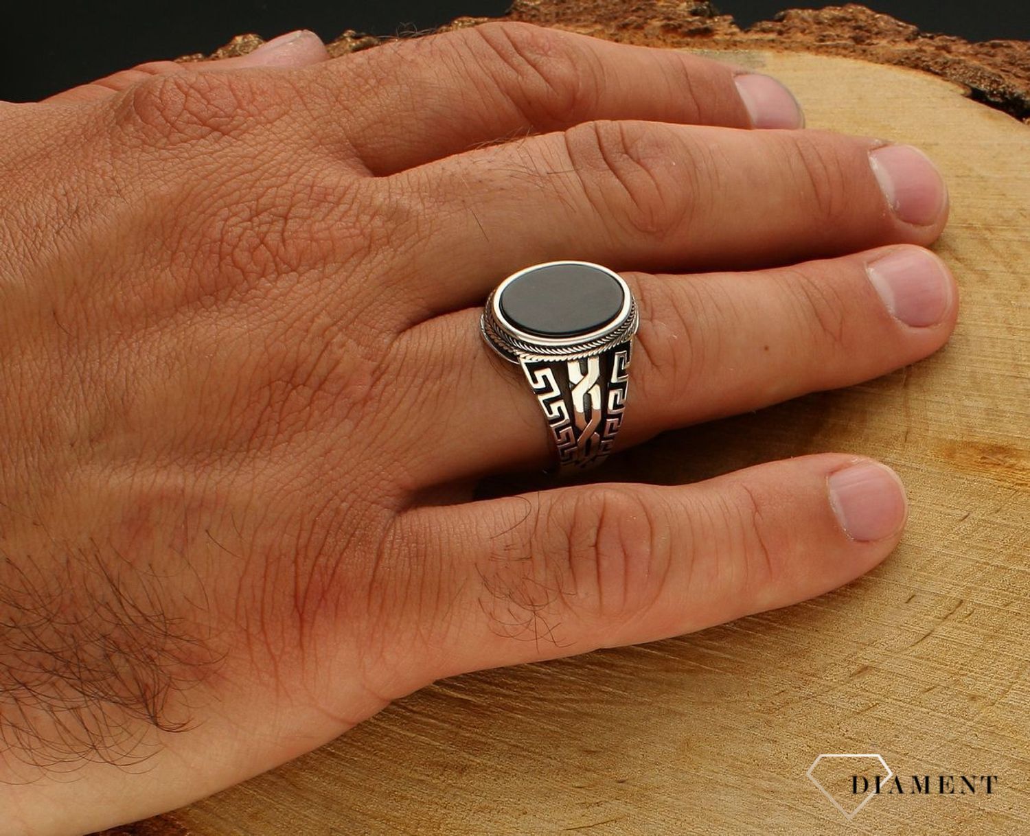 Srebrny sygnet męski 925 z czarnym owalnym onyksem DIA-PRS-9993-925. Srebrne sygnety na prezent dla mężczyzny. Srebrny sygnet oksydowany. Srebrny sygnet z onyksem (3).jpg