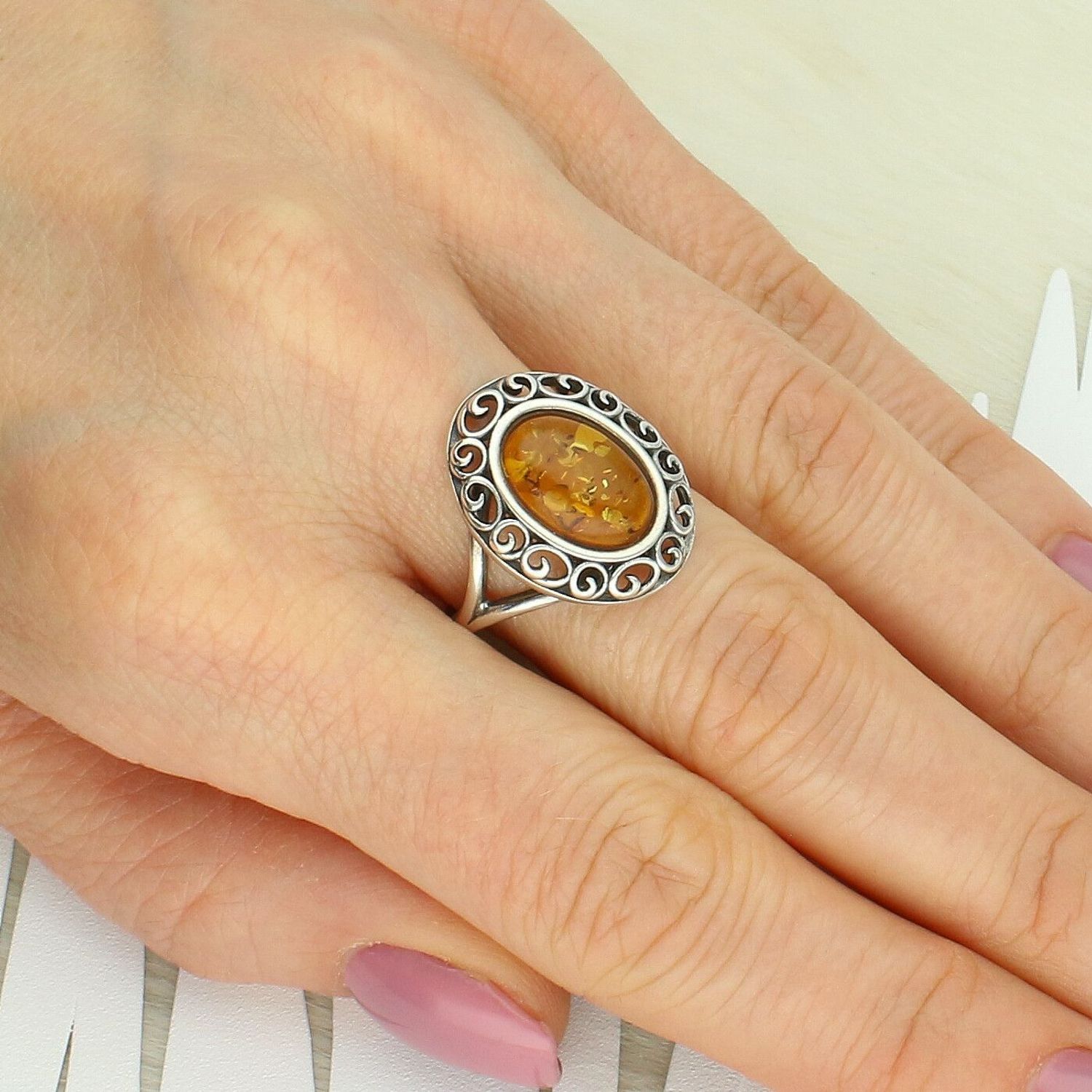 Elegancki srebrny pierścionek próby 925 z naturalnym bursztynem. Owalny kształt, klasyczna forma, idealny na prezent.1.jpg