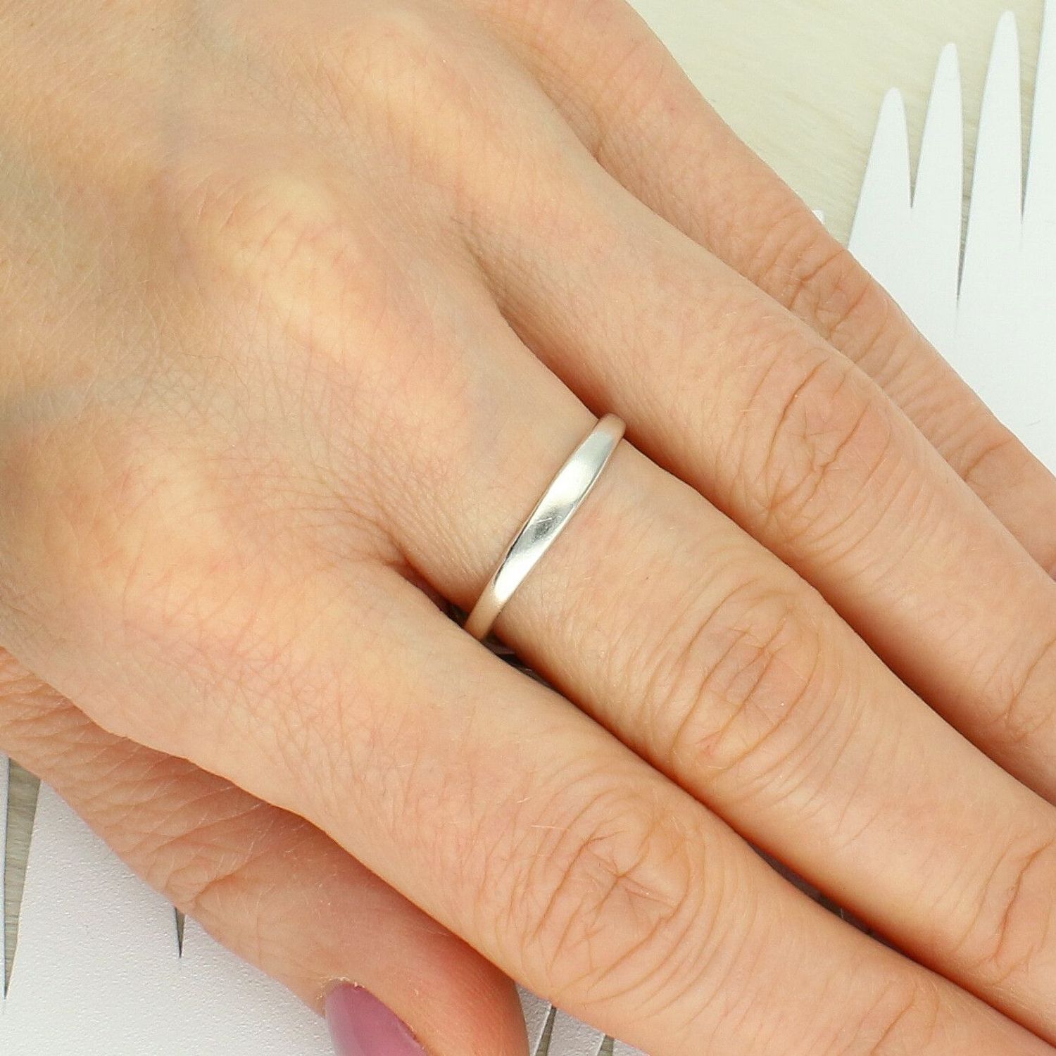 Elegancki srebrny pierścionek próby 925 z naturalnym bursztynem. Owalny kształt, klasyczna forma, idealny na prezent.1.jpg