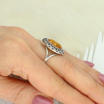 Elegancki srebrny pierścionek próby 925 z naturalnym bursztynem. Owalny kształt, klasyczna forma, idealny na prezent.4.jpg