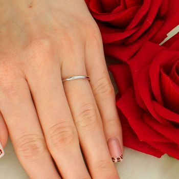 Srebrny pierścionek 925 z cyrkoniami – elegancki pierścionek z oczkiem 0,8 cm tył.jpg