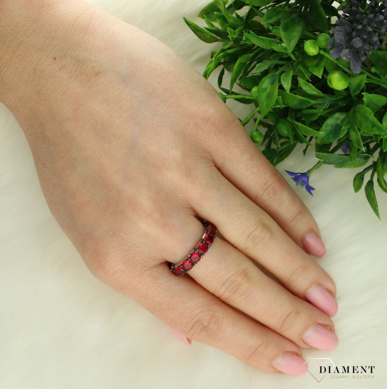 Srebrny pierścionek obrączka z czerwoną cyrkonią DIA-PRS-CYRKONIA1-925. Srebrny pierścionek obrączka. Srebrny pierścionek z czerwonymi cyrkoniami. Pierścionek obrączka z cyrkonii. Pierścionek na każda oka.jpg