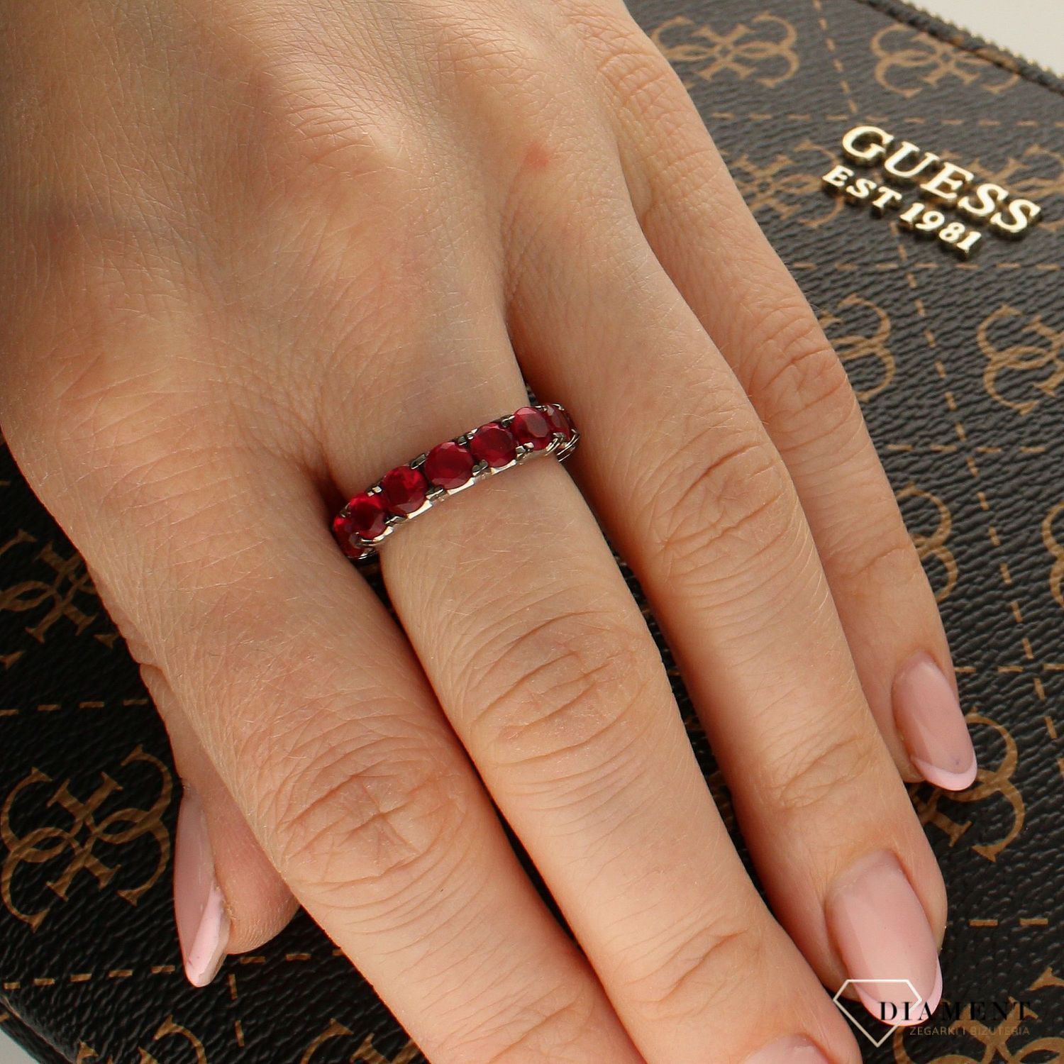 Srebrny pierścionek obrączka z czerwoną cyrkonią DIA-PRS-CYRKONIA1-925. Srebrny pierścionek obrączka. Srebrny pierścionek z czerwonymi cyrkoniami. Pierścionek obrączka z cyrkonii. Pierścionek na każda oka.jpg